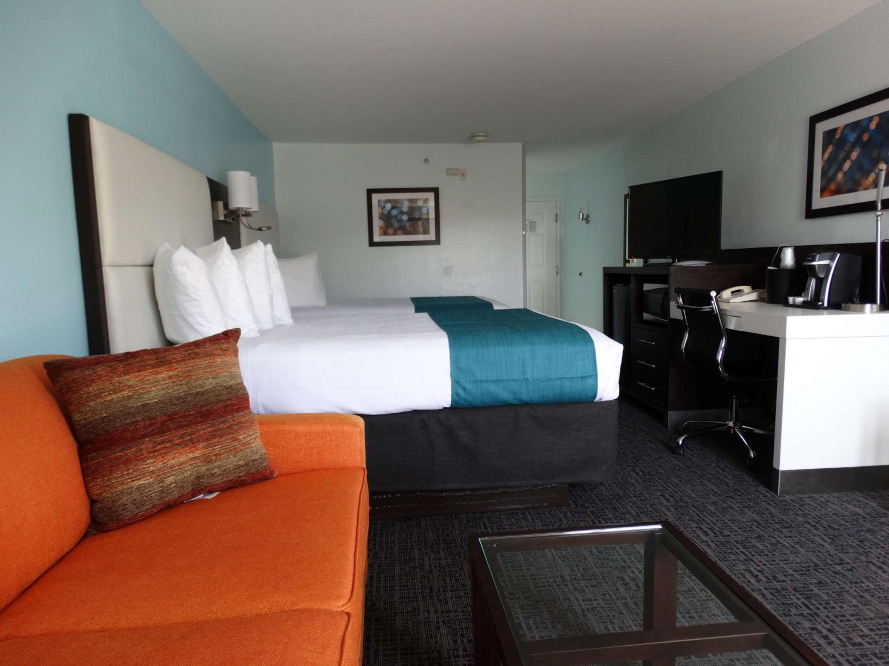 Queen Room with Two Queen Beds and Sofa Bed - Photo 3