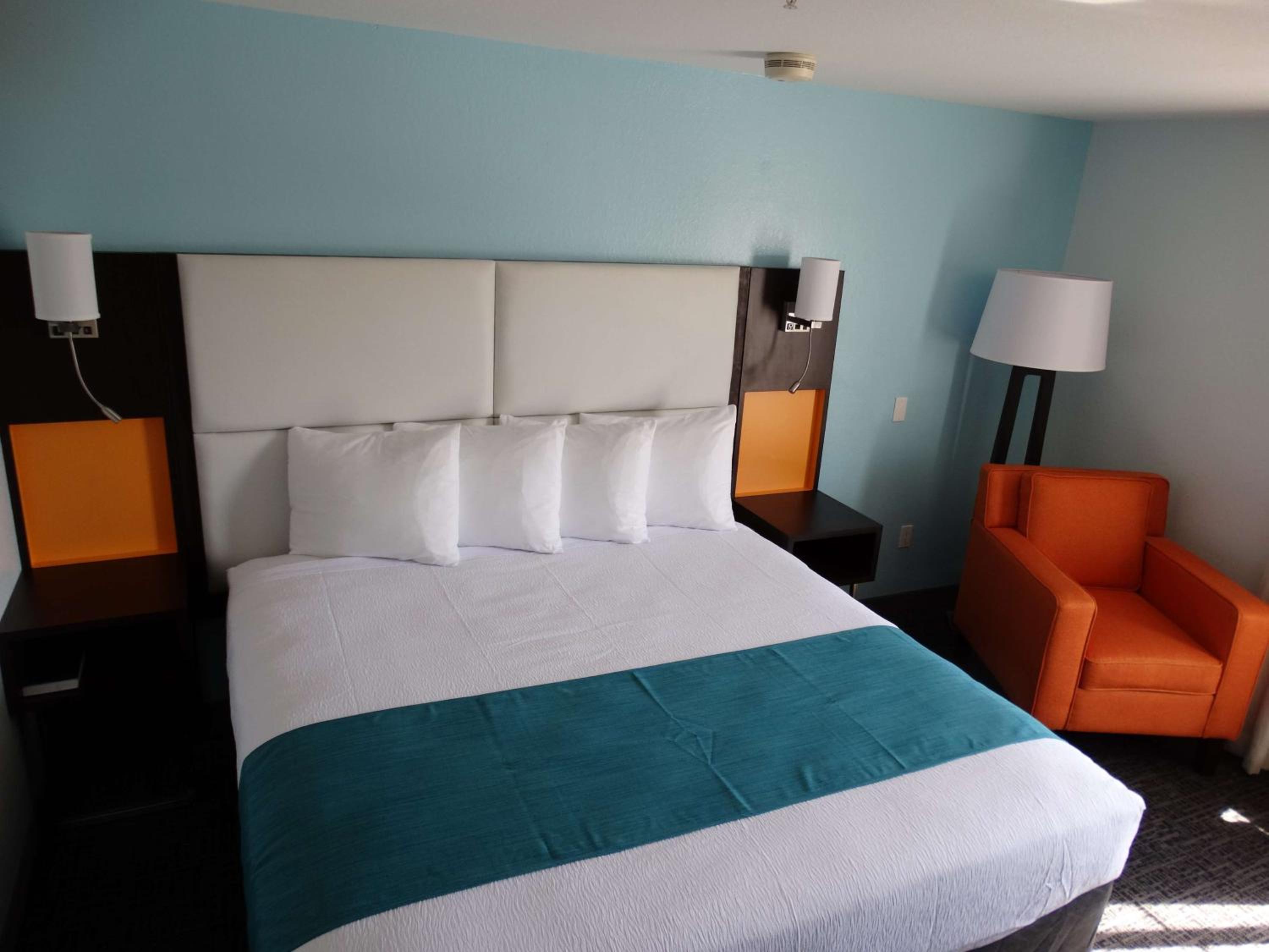 Family Room with One King Bed and Twin Beds - Photo 3