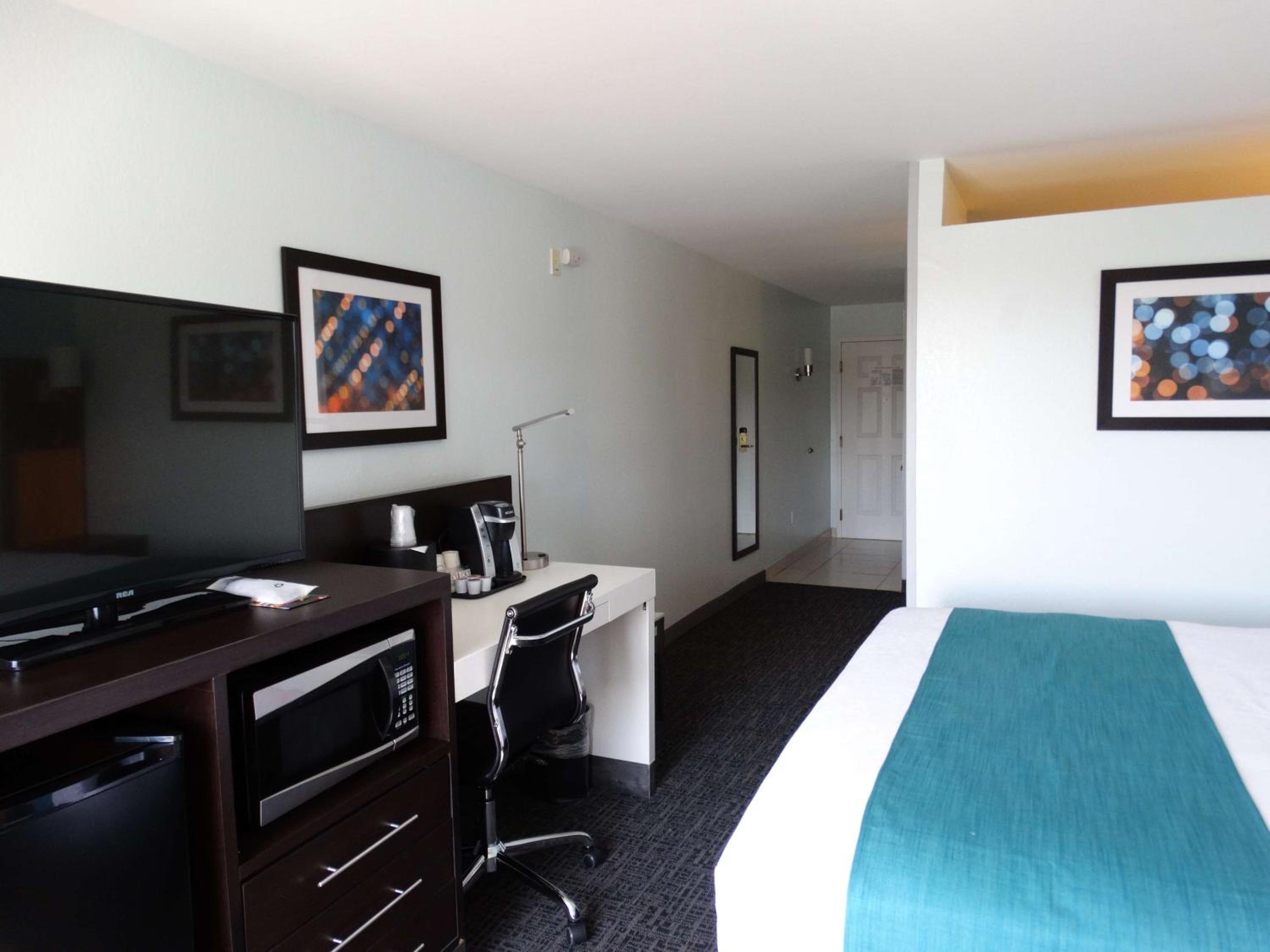 Family Room with One King Bed and Twin Beds - Photo 7
