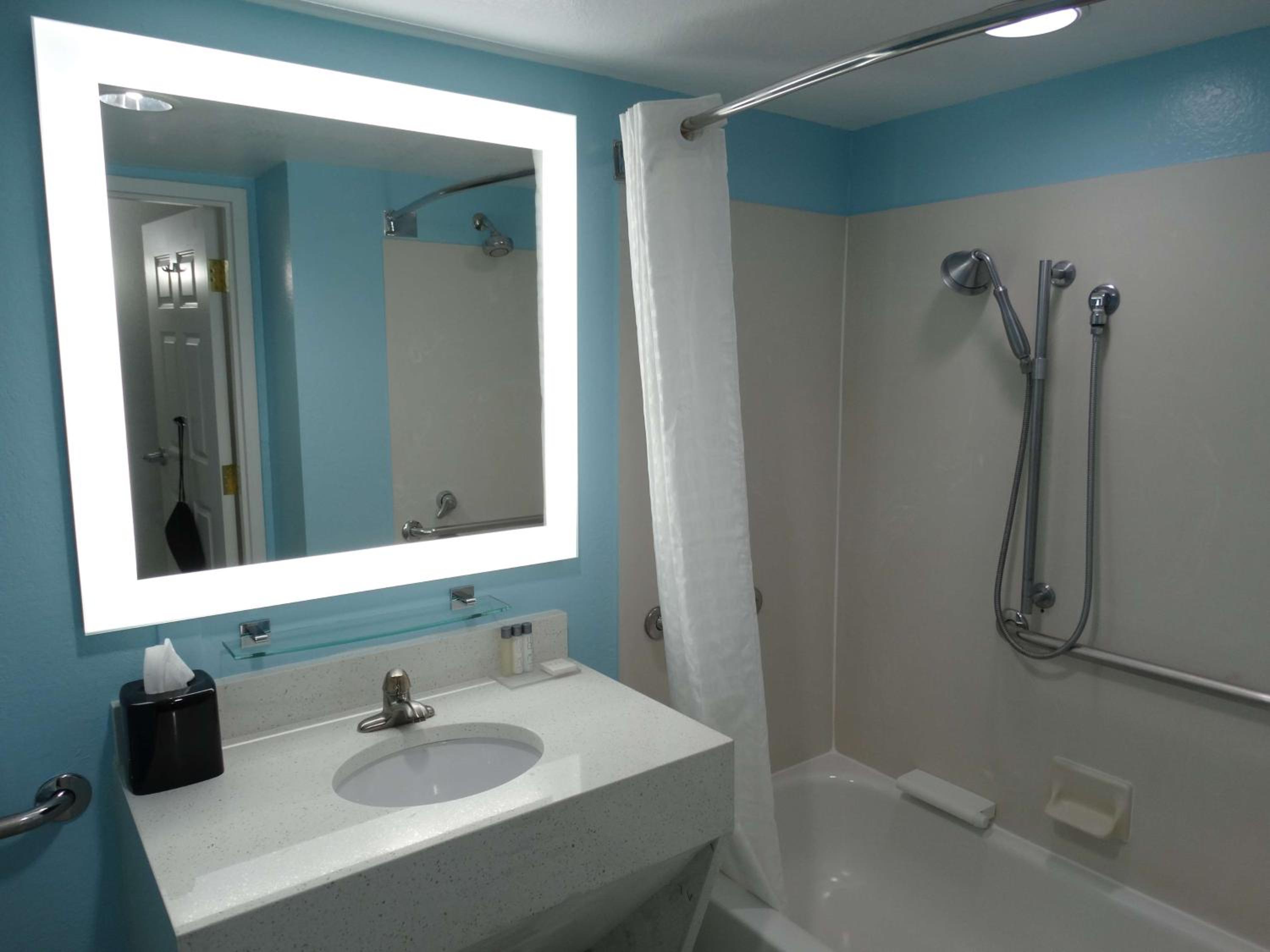 Queen Room with Two Queen Beds - Disability Access - Photo 5