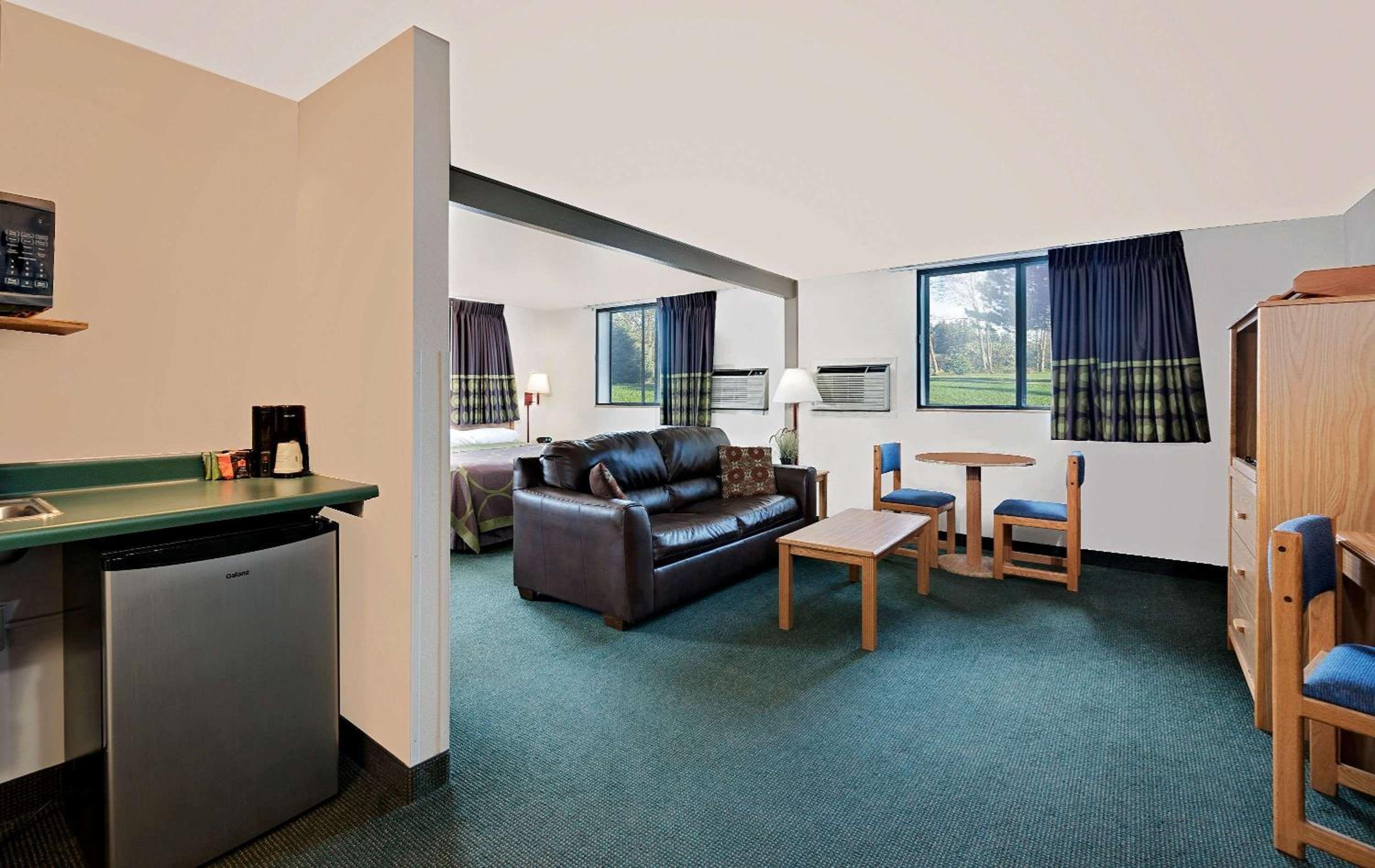 King Studio Suite with Pool View - Non-Smoking