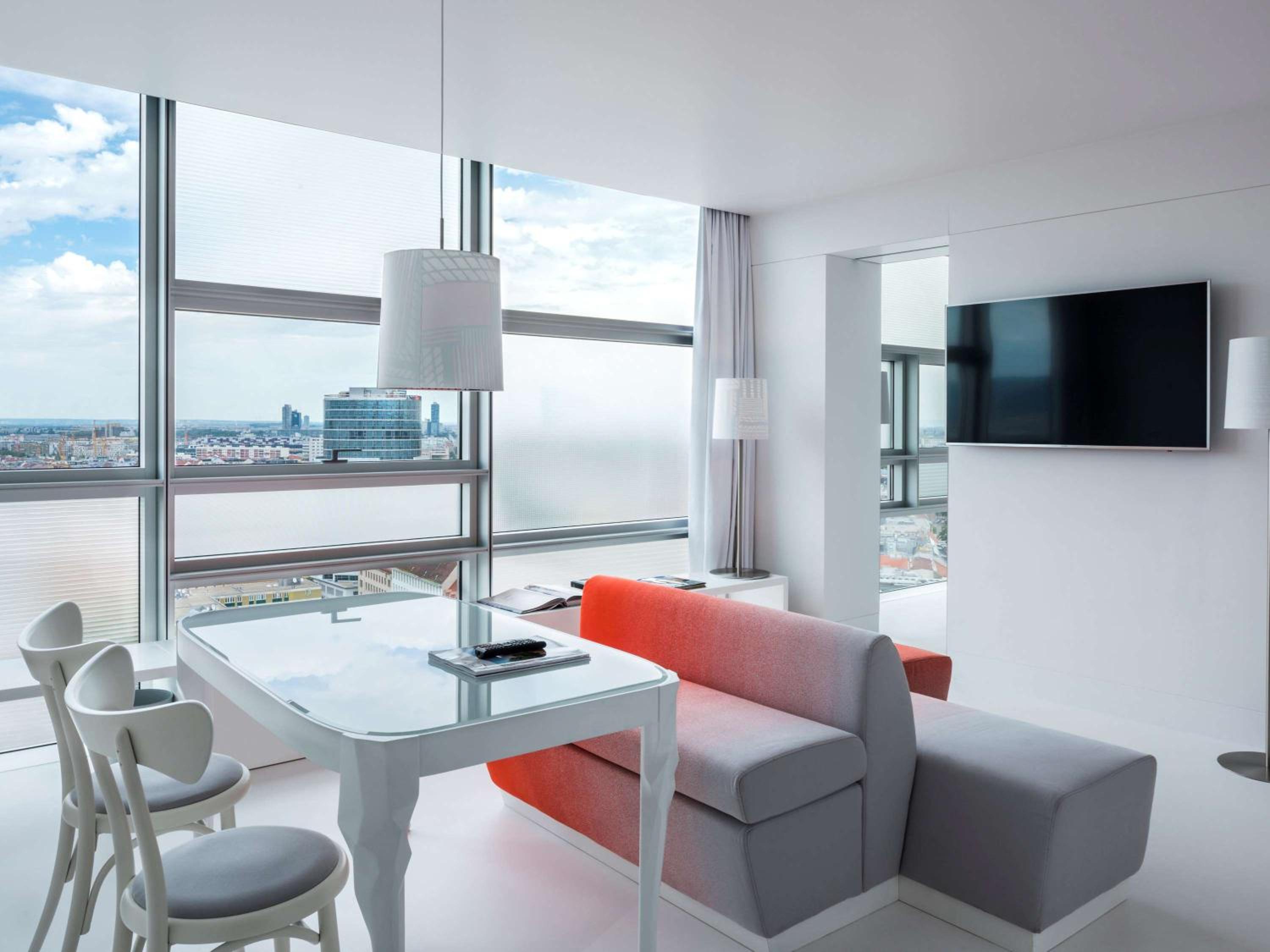 Junior Suite – Ferris Wheel View, king bed - Photo 2