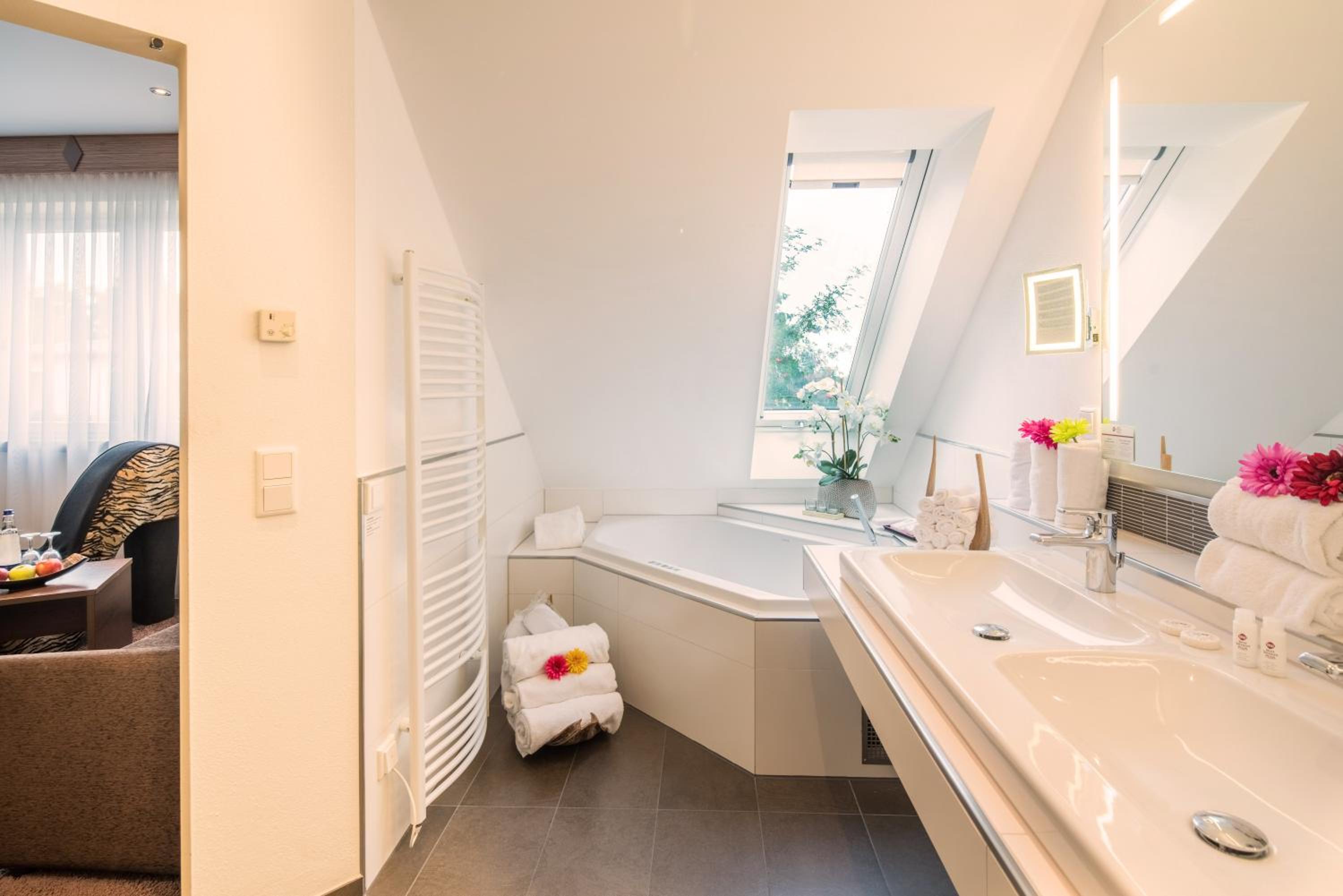 Deluxe King Suite with Whirlpool photo 3
