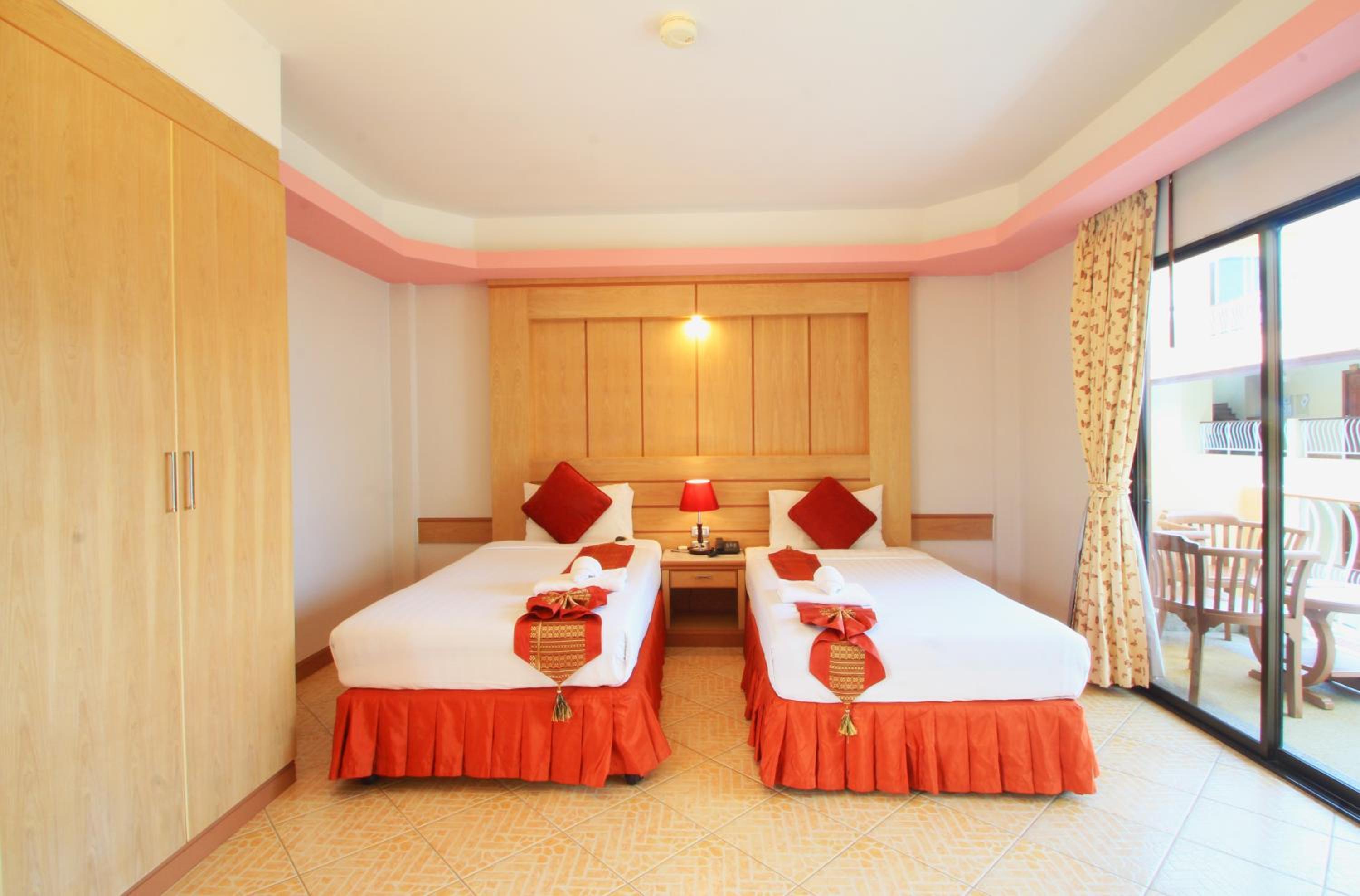 Superior Double or Twin Room with Pool View - Photo 4