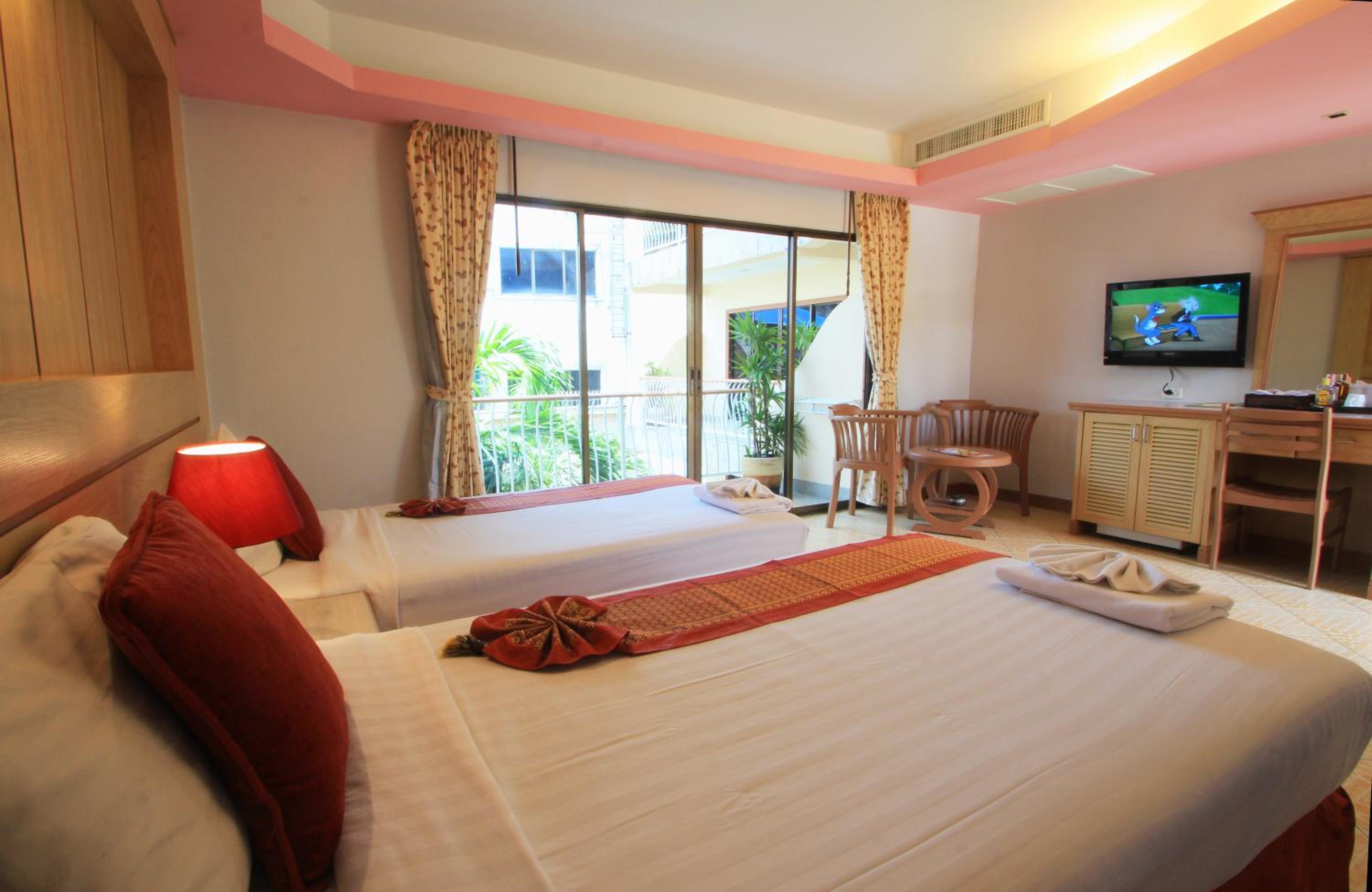 Superior Double or Twin Room with Pool View - Photo 12