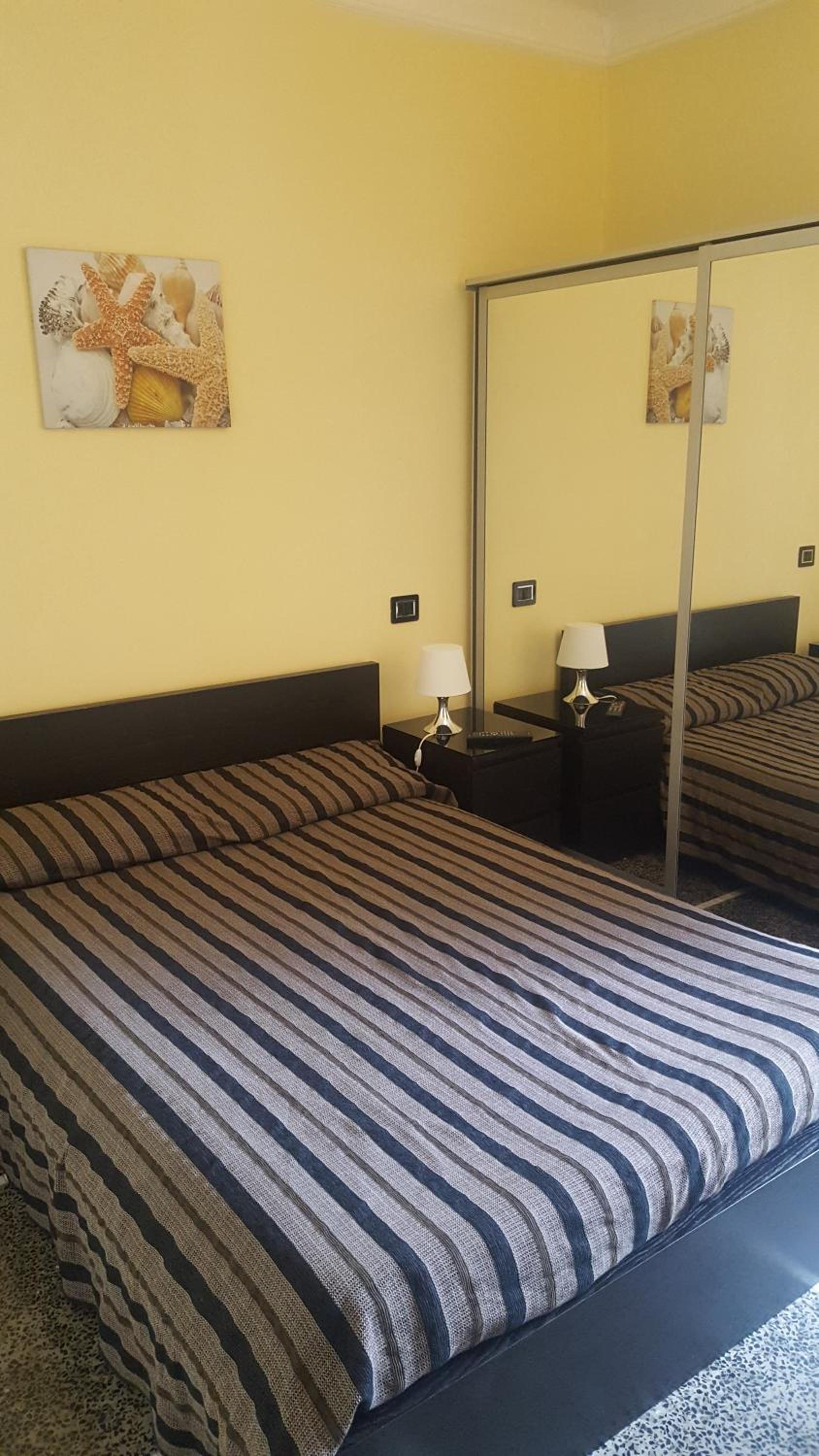 Double Room with Private External Bathroom - Photo 1