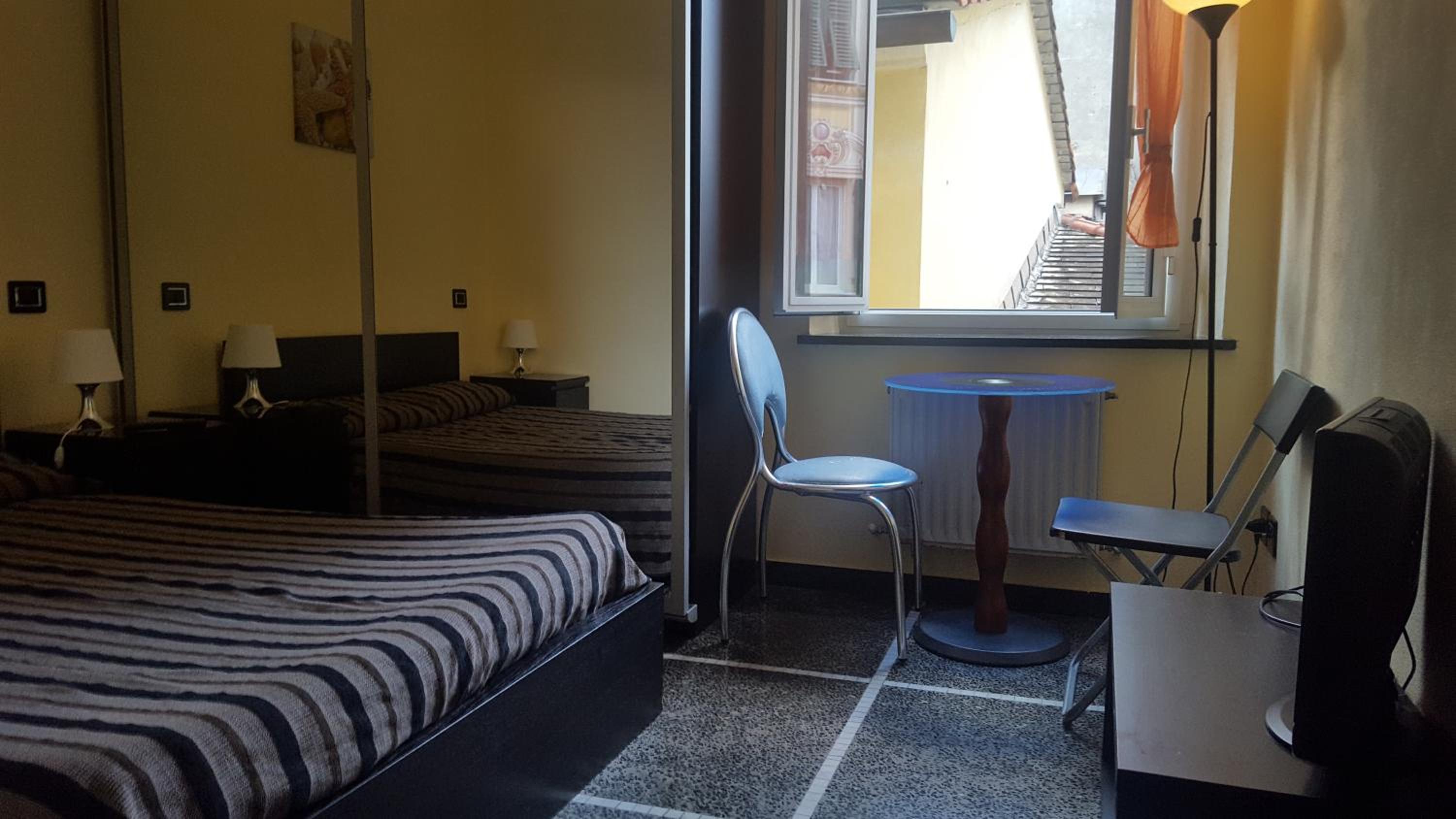 Double Room with Private External Bathroom - Photo 3