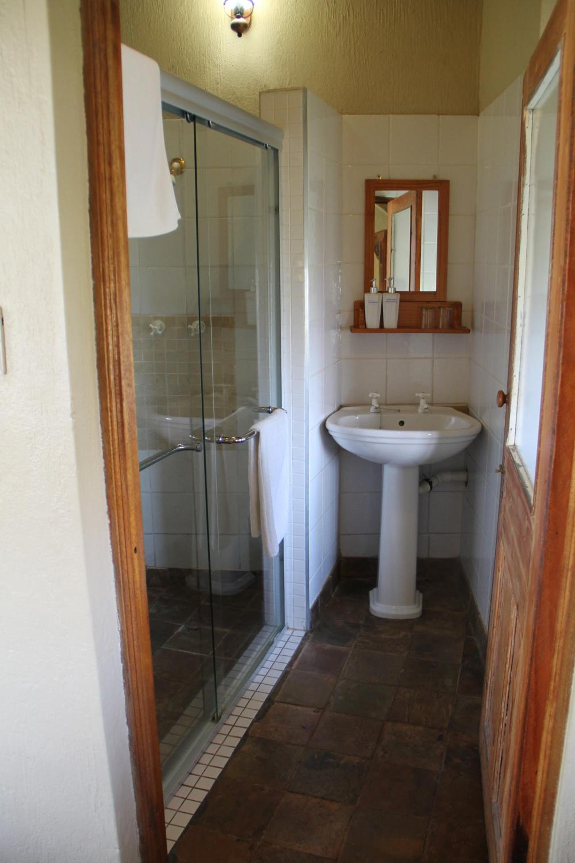 Standard Queen Room - Photo 6