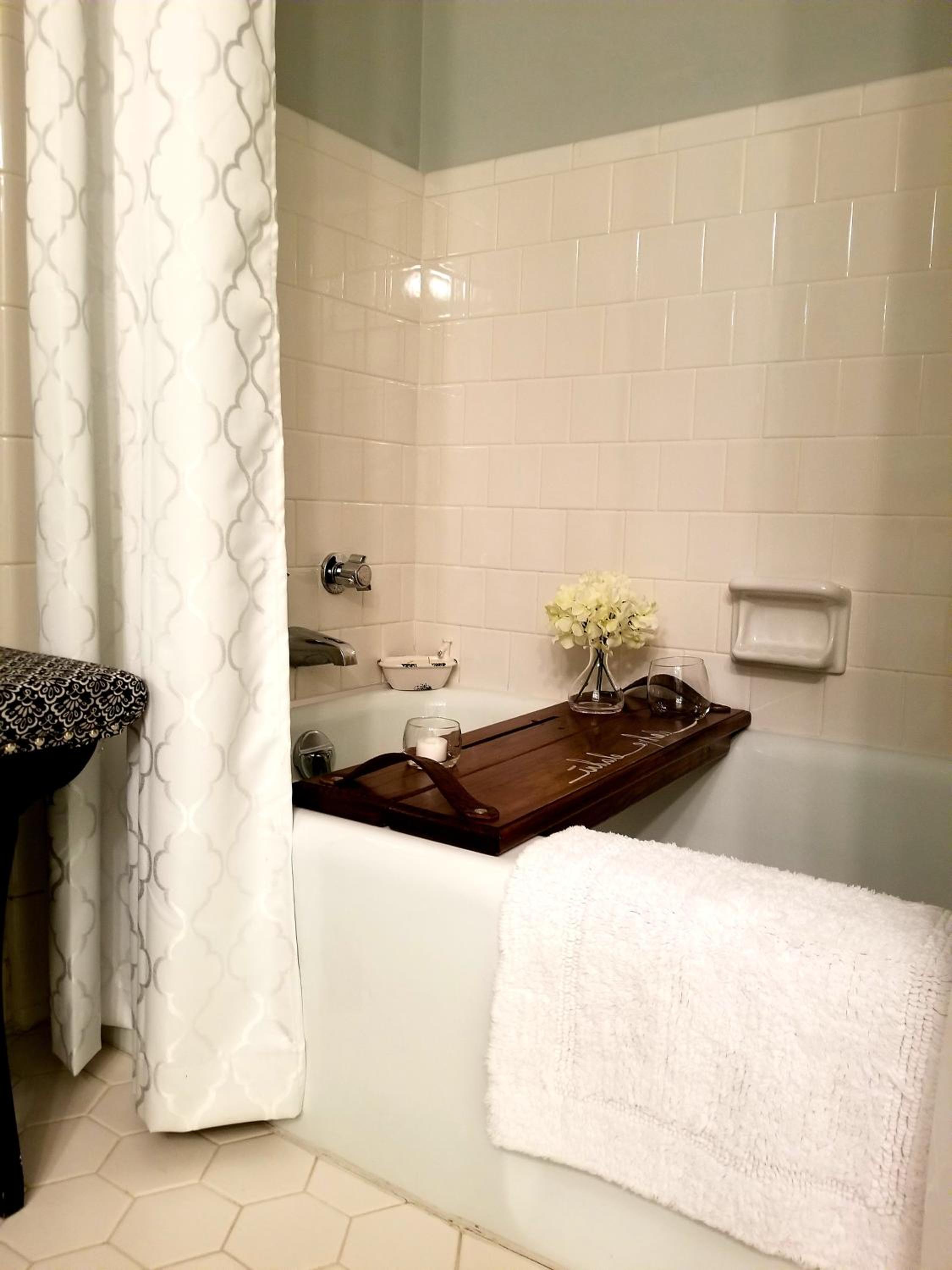 Queen Room with Shared Bathroom photo 2