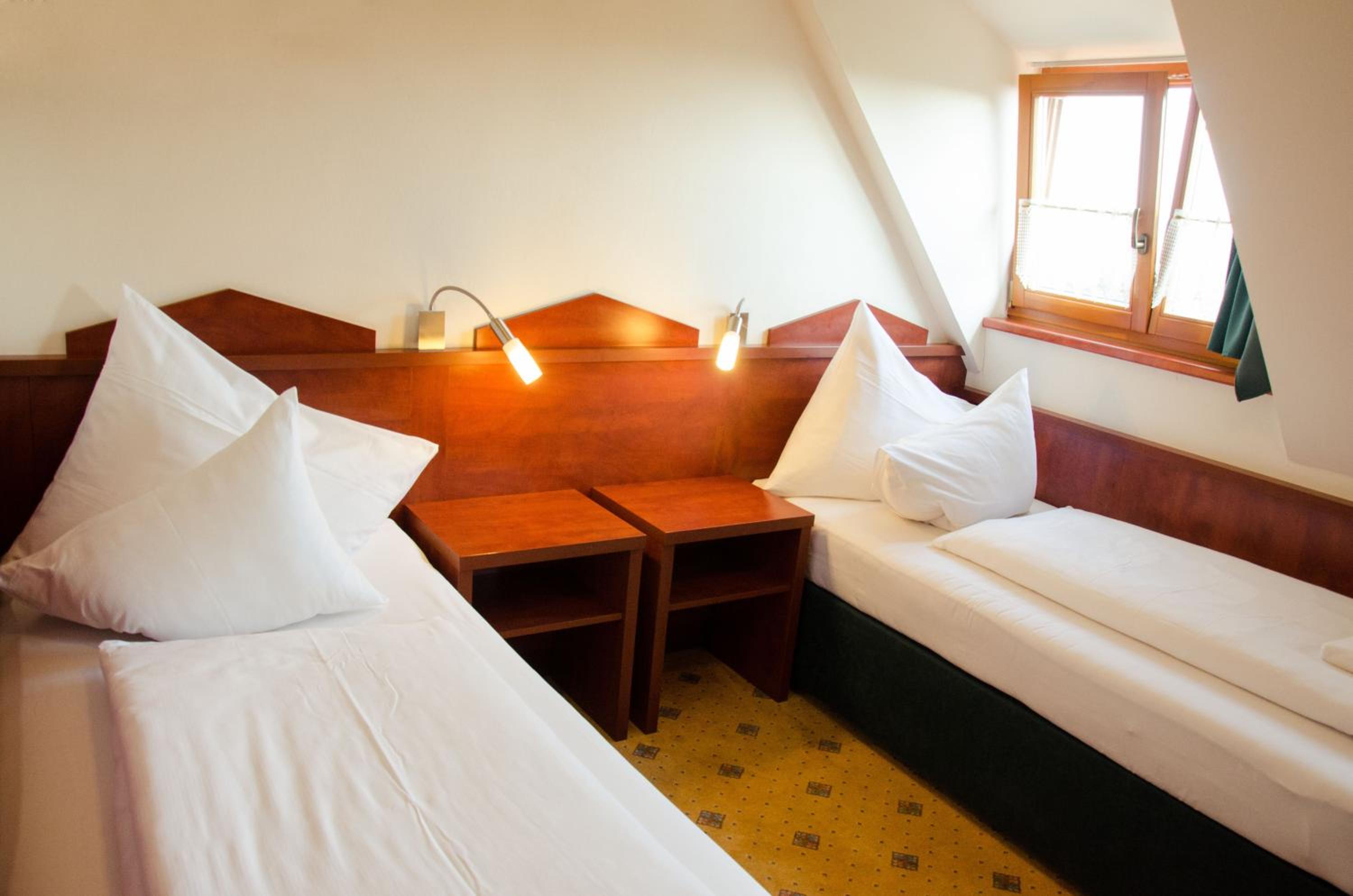 Standard Twin Room - Photo 1