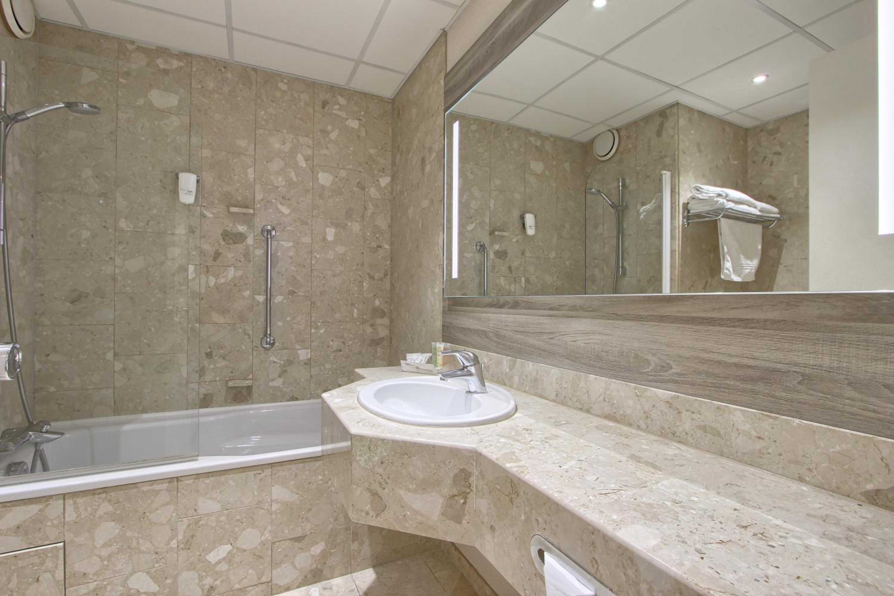 Standard Twin Room - Photo 3