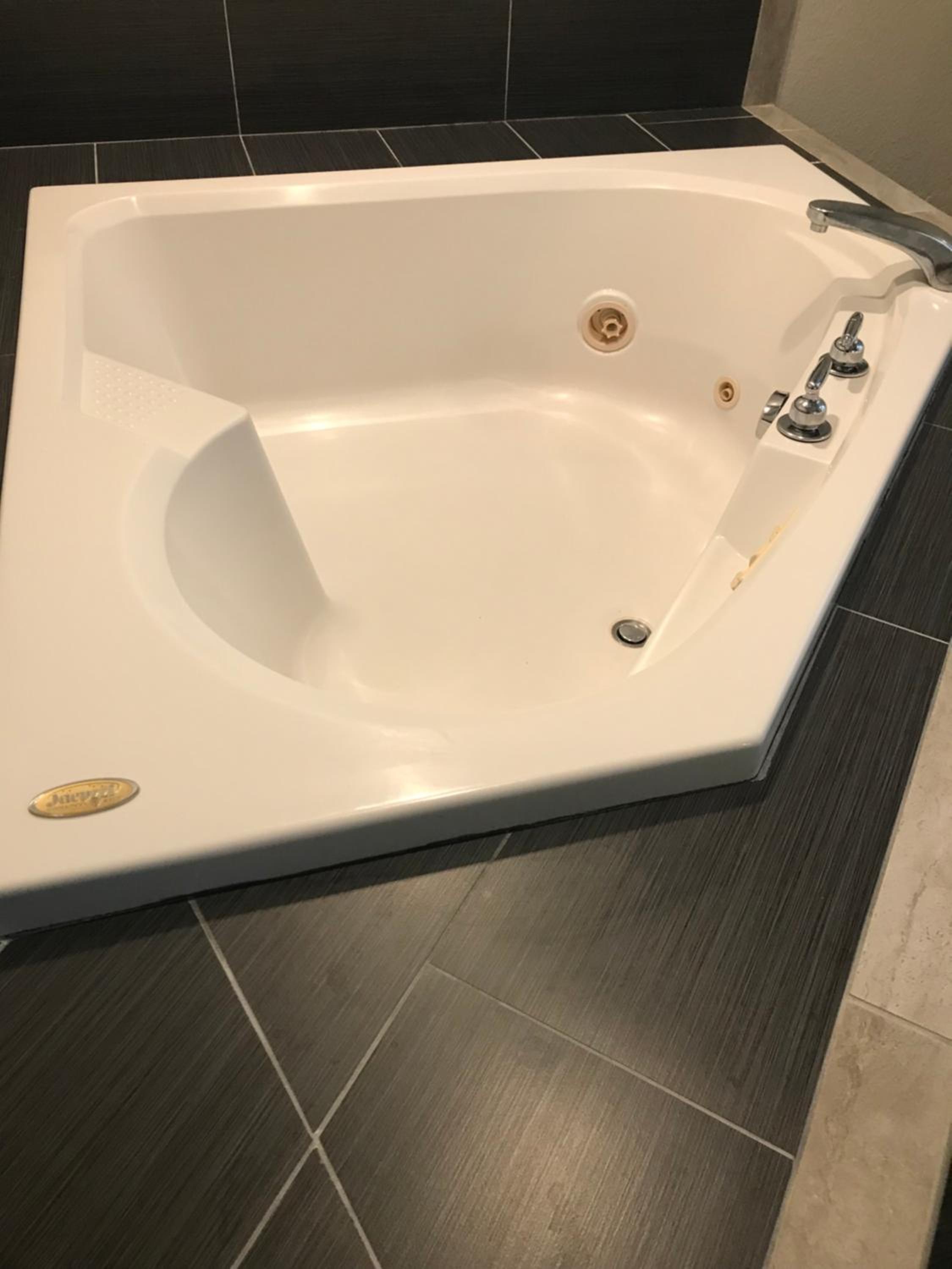 Queen Suite with Spa Bath - Non-Smoking - Photo 2
