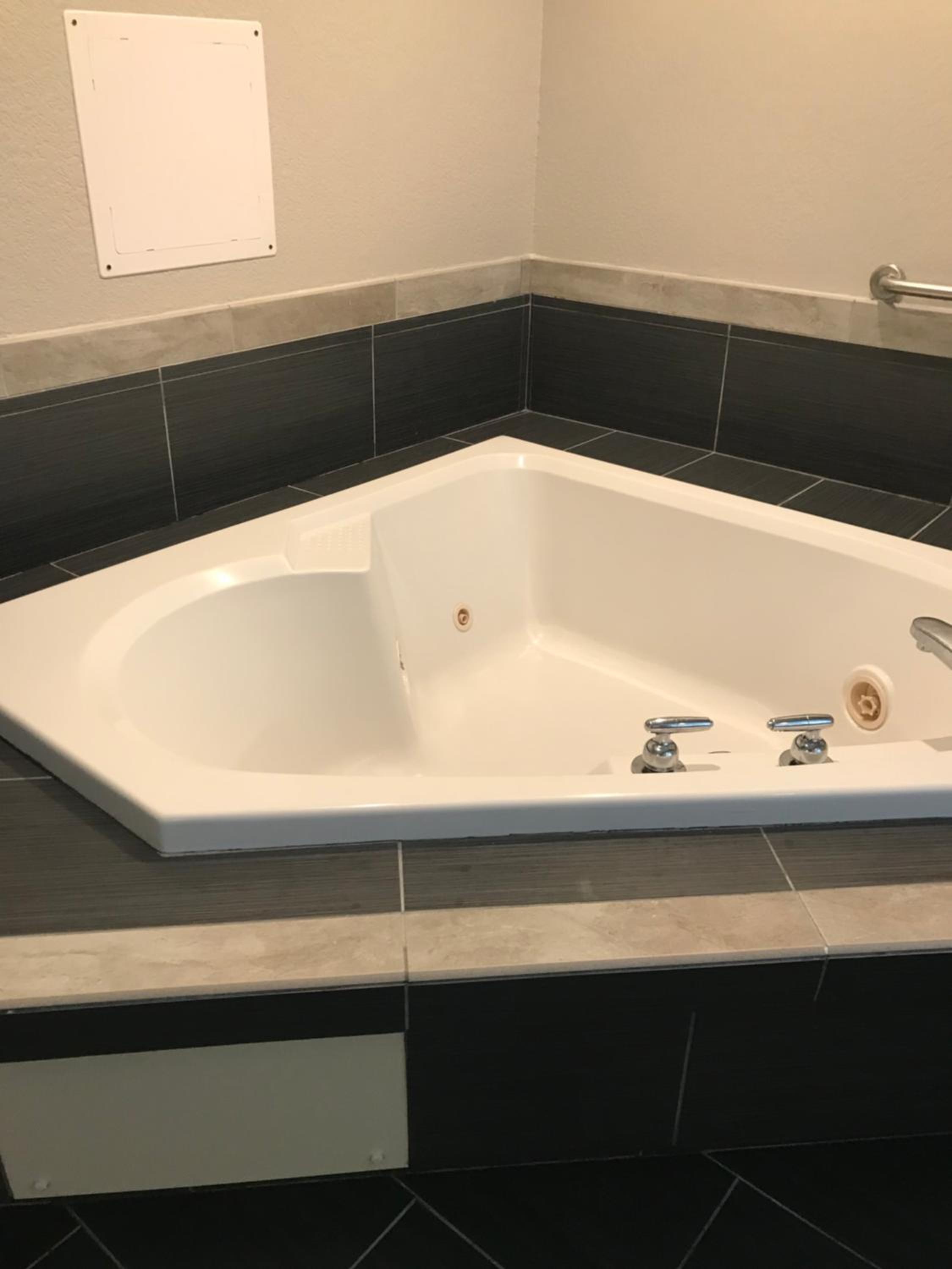 Queen Suite with Spa Bath - Non-Smoking - Photo 4