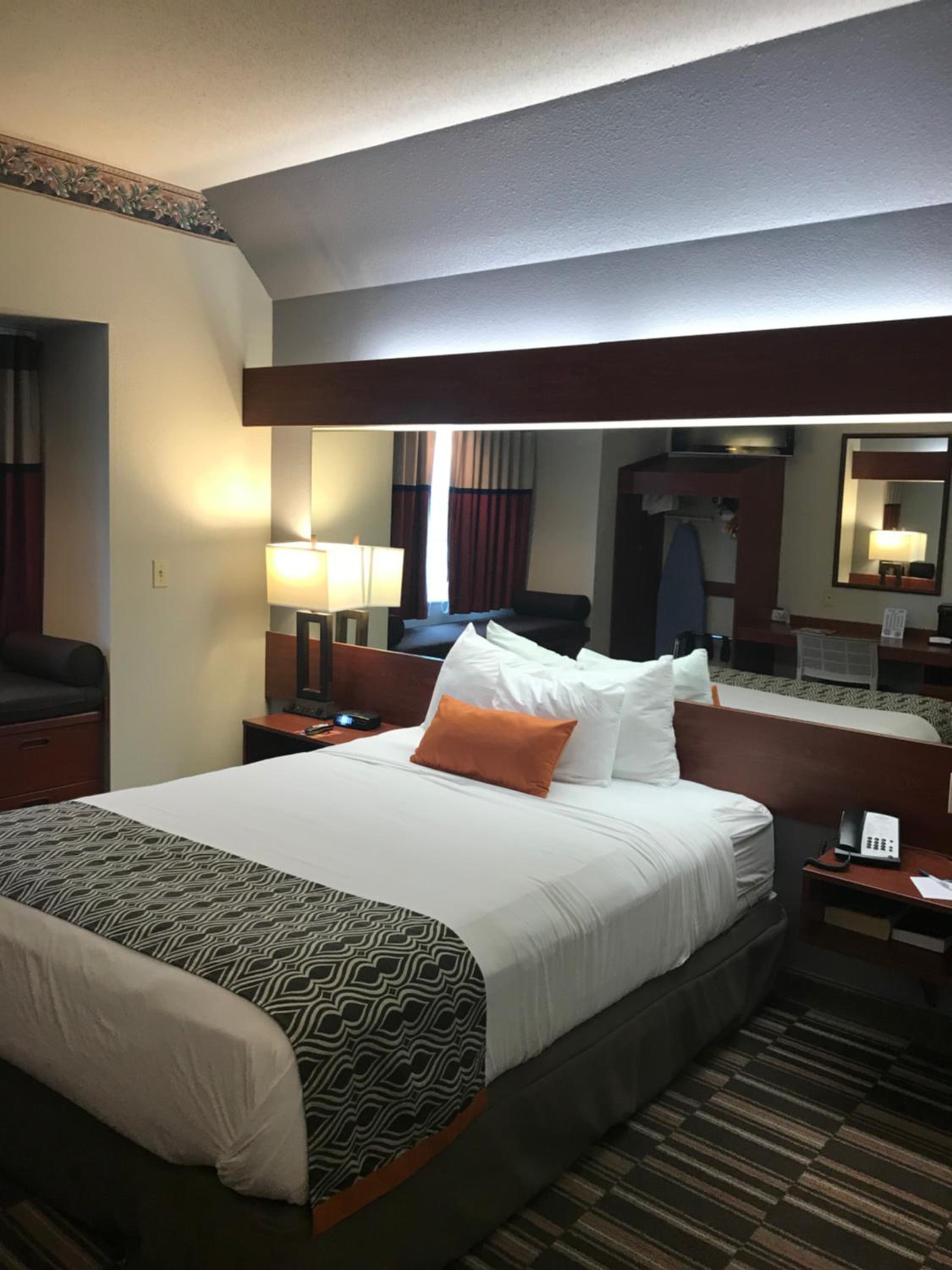 Queen Suite with Disability Access - Non-Smoking/Pet Friendly - Photo 1