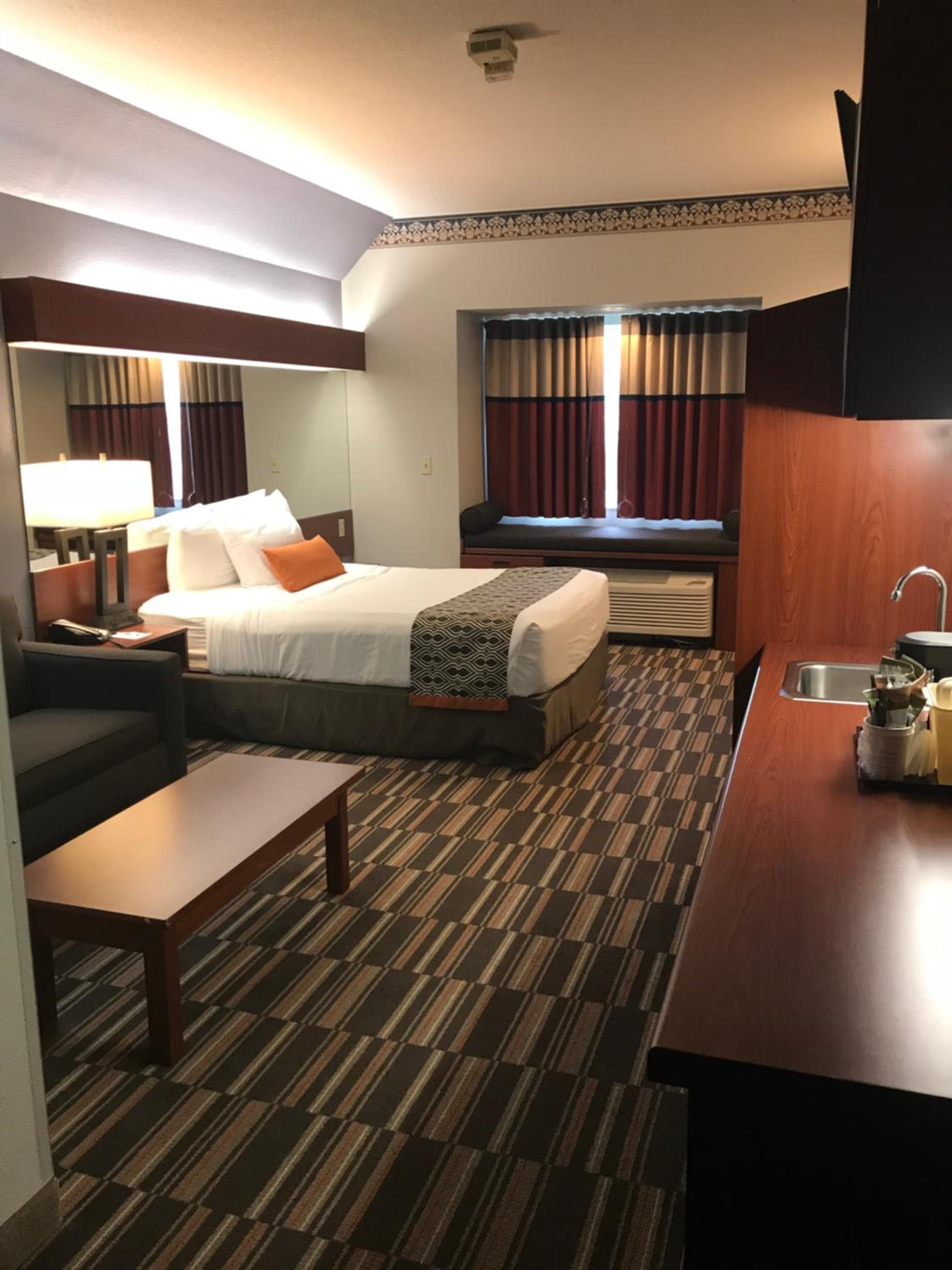 Queen Suite with Disability Access - Non-Smoking/Pet Friendly - Photo 3