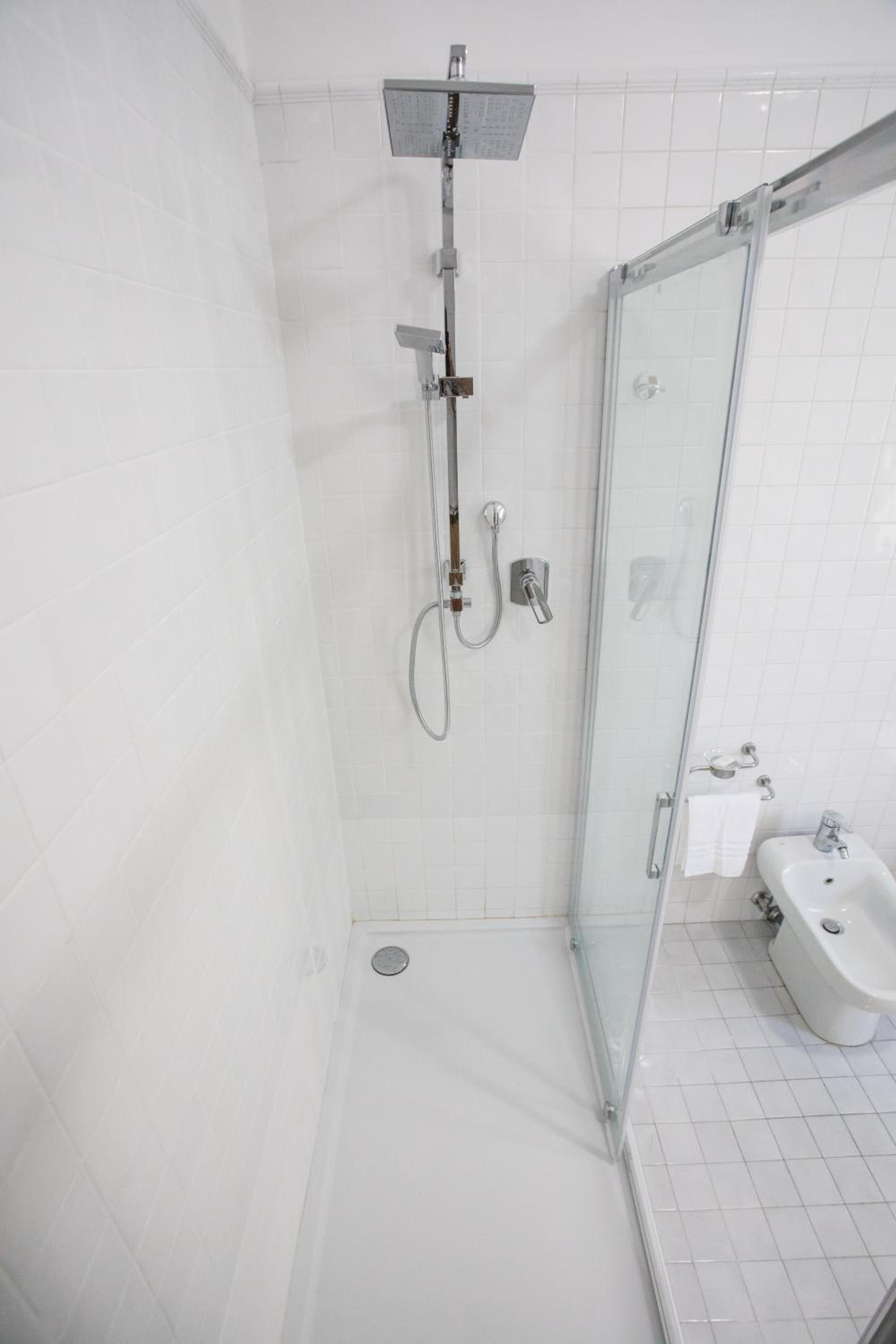 Large Double or Twin Room with Private Bathroom - Photo 5