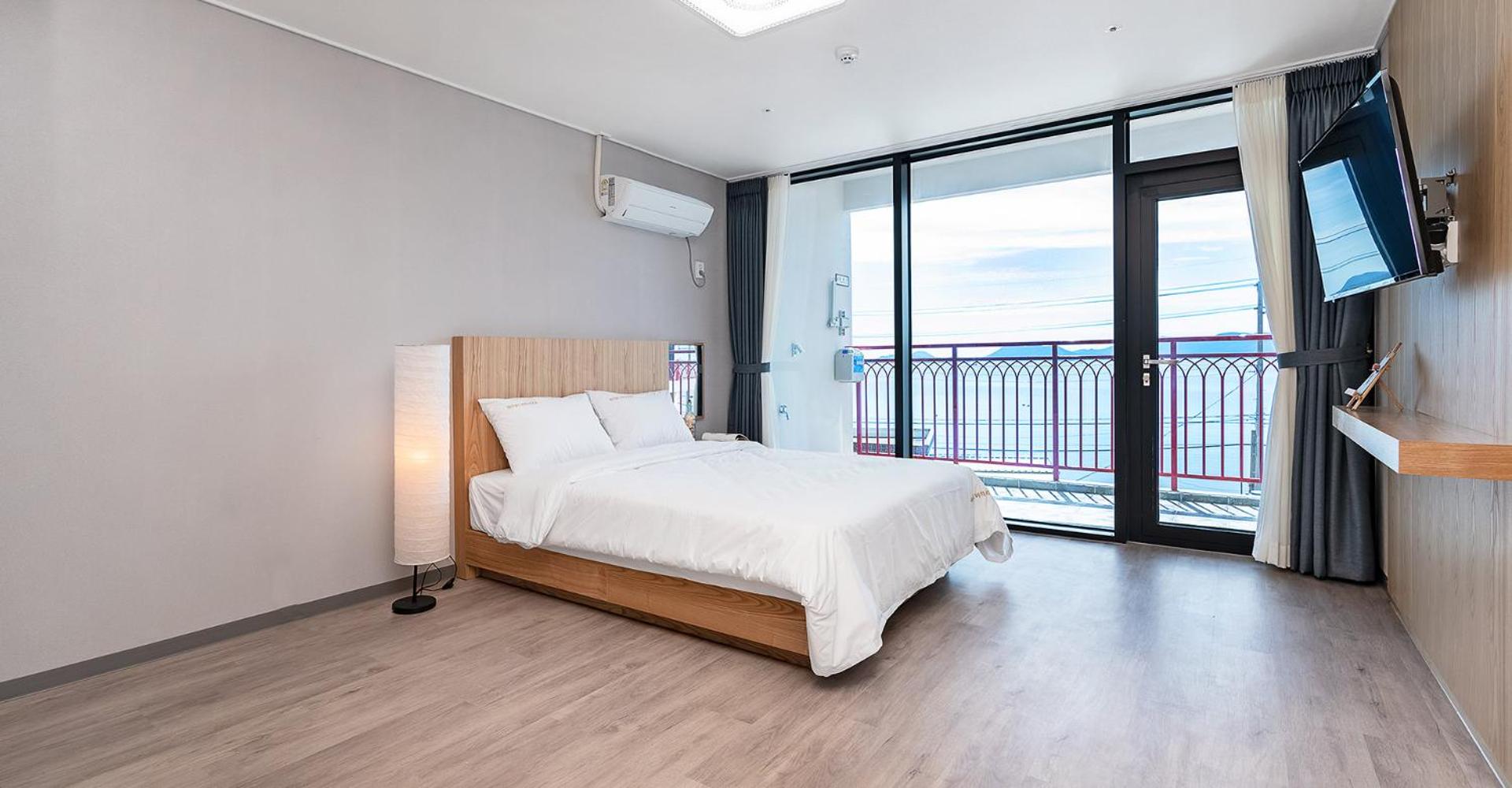 Double Room with Sea View - Photo 8