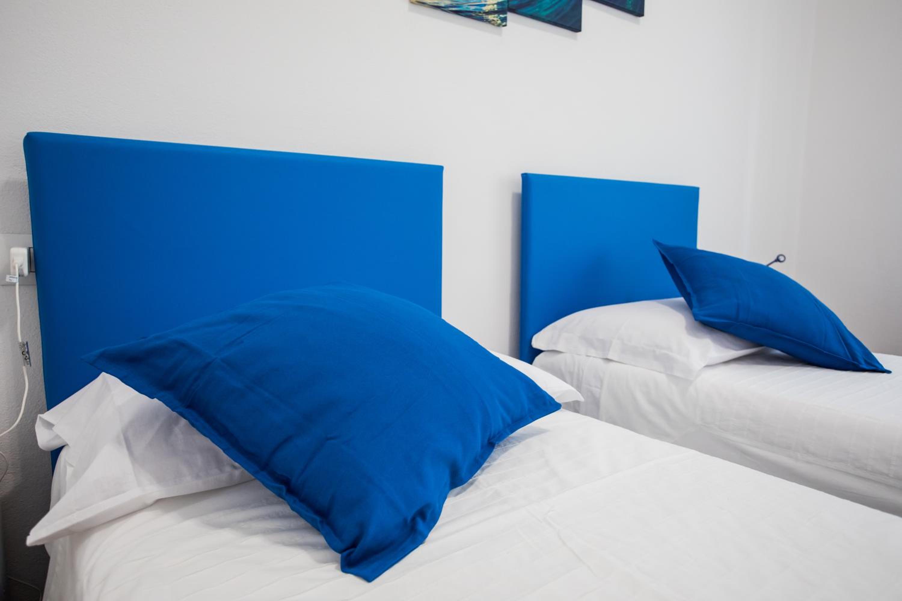 Double or Twin Room with Private Bathroom - Photo 7