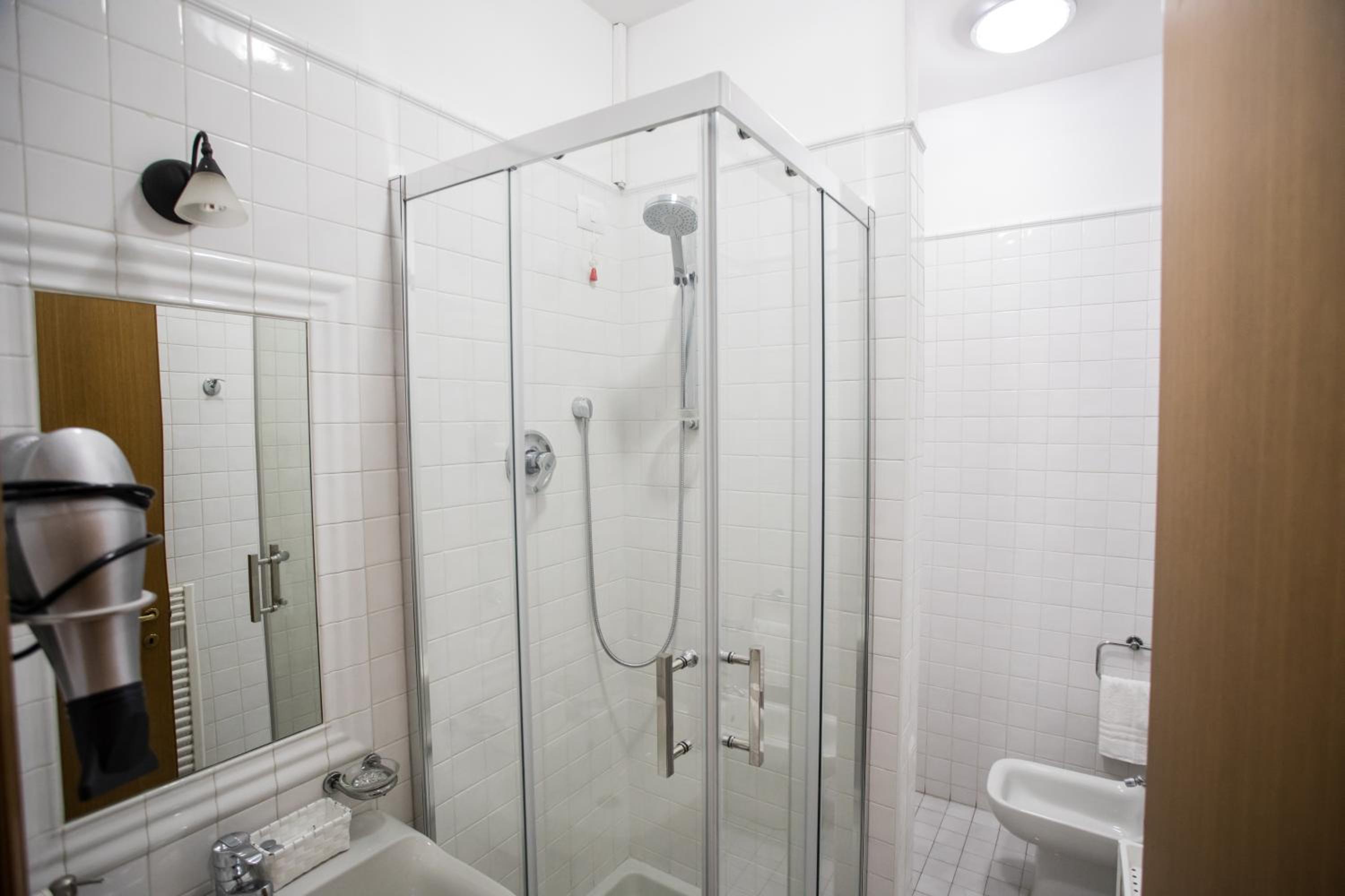 Double or Twin Room with Private Bathroom - Photo 8