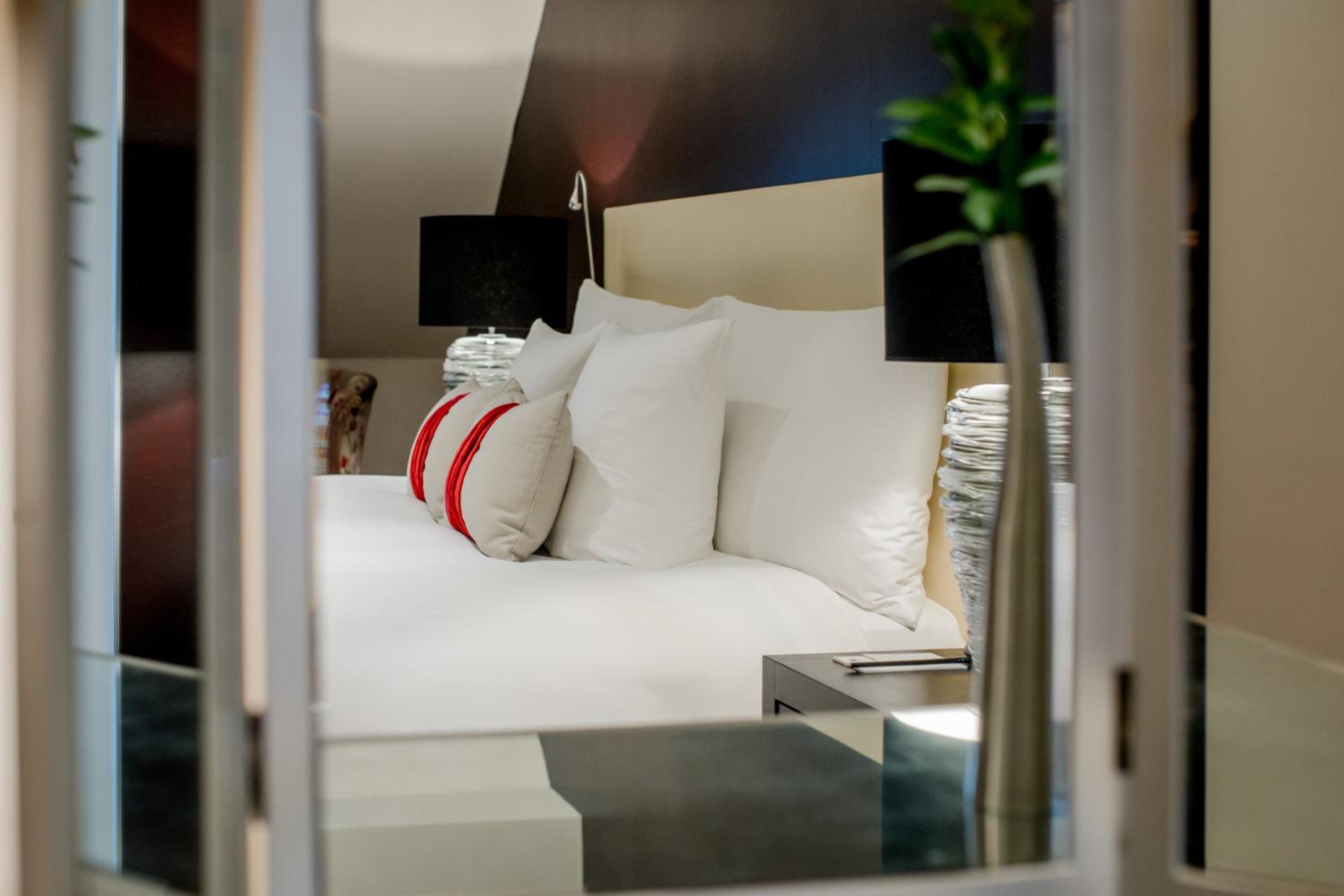 Luxury Living Studio with Kitchenette thumbnail 5