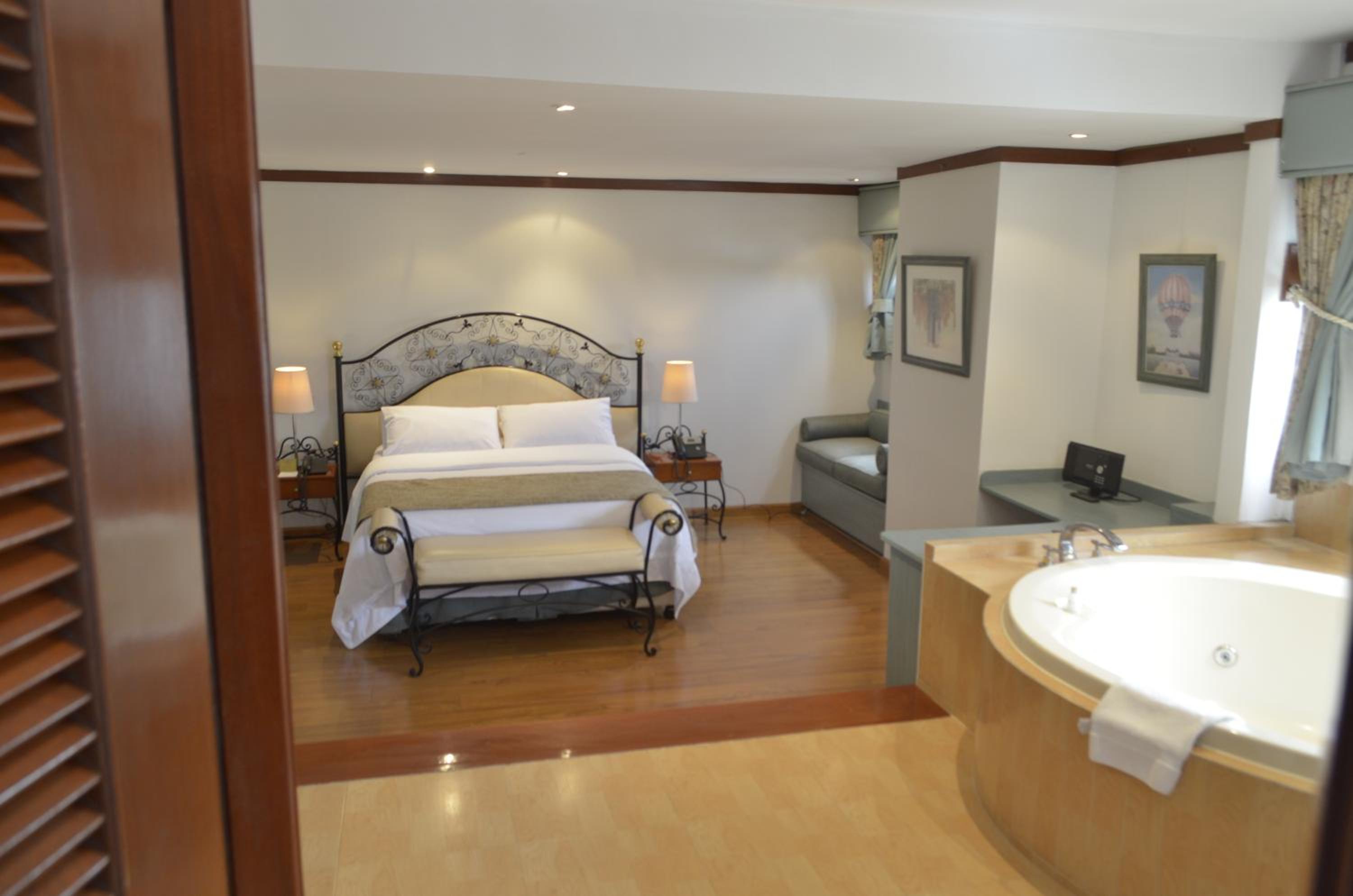 Suite with Hot Tub photo 2