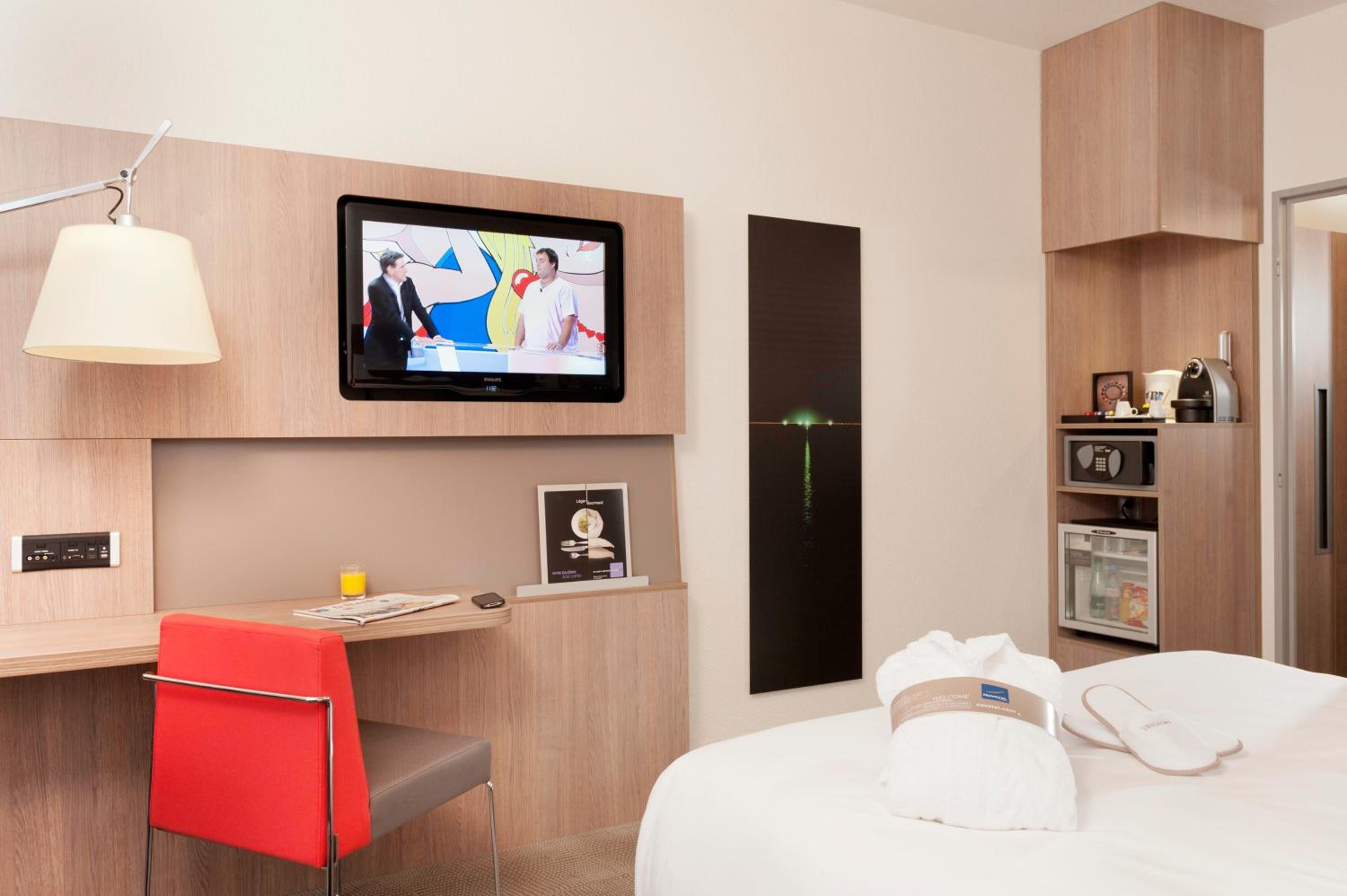 Executive Queen Room with Double Sofa Bed - Photo 11