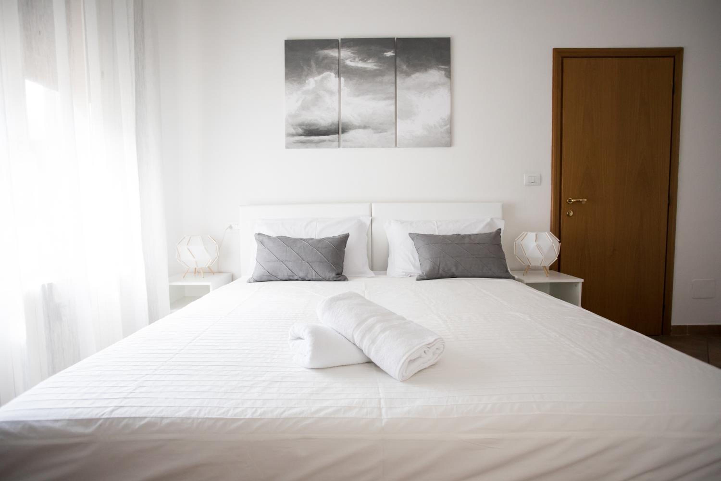 Large Double or Twin Room with Private Bathroom - Photo 11