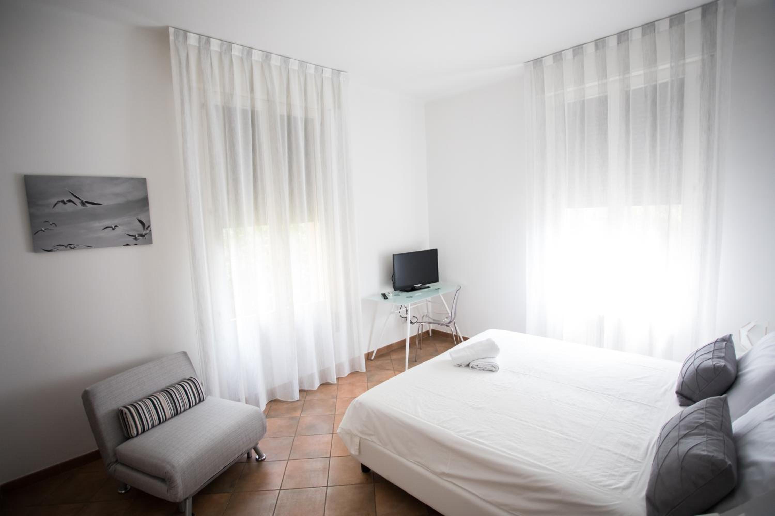 Large Double or Twin Room with Private Bathroom - Photo 7