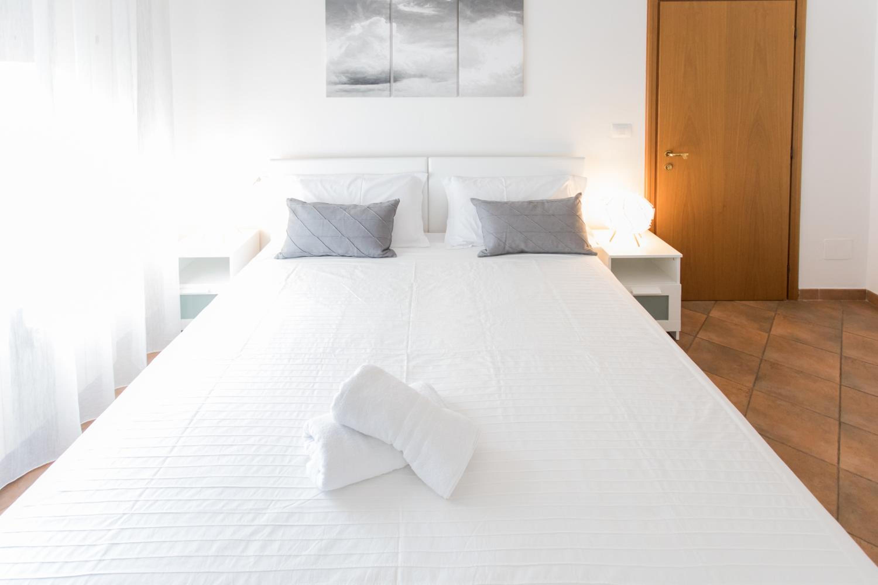Large Double or Twin Room with Private Bathroom - Photo 4