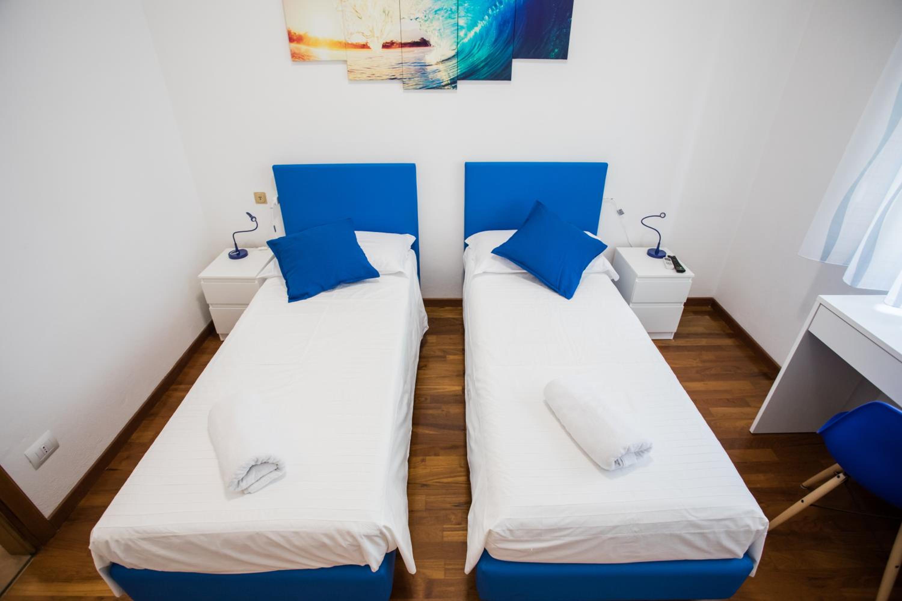 Double or Twin Room with Private Bathroom - Photo 10