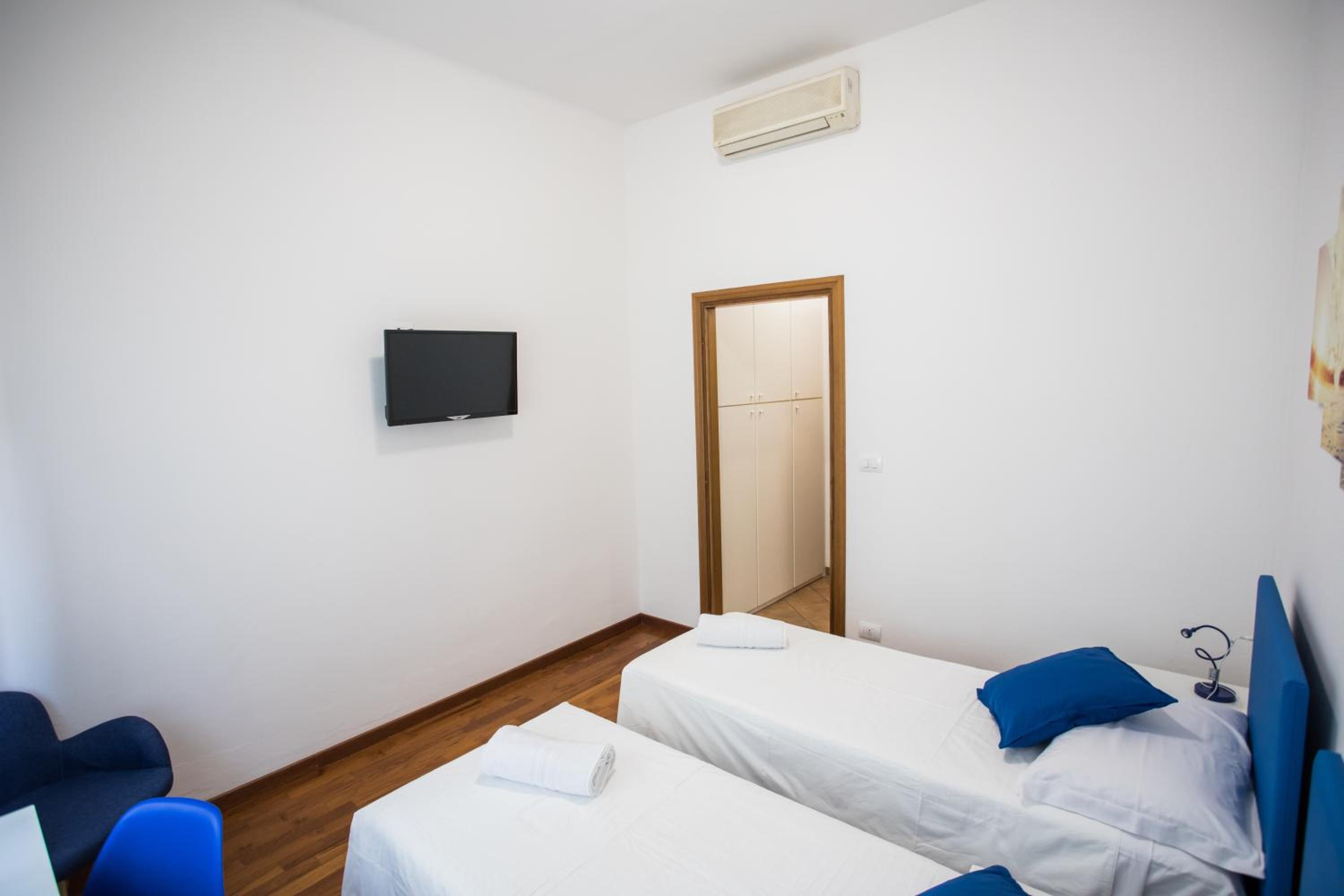 Double or Twin Room with Private Bathroom - Photo 2