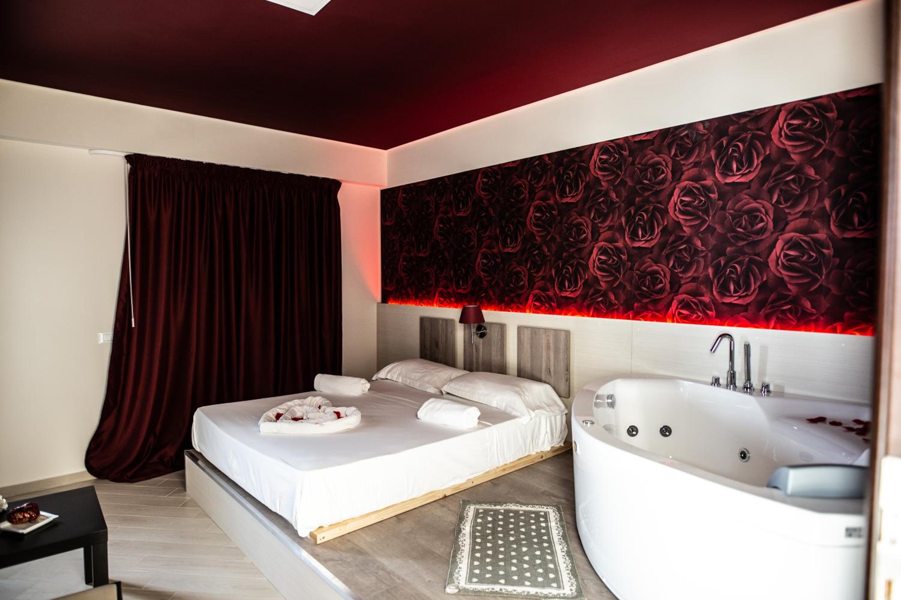 Suite with Hot Tub photo 3