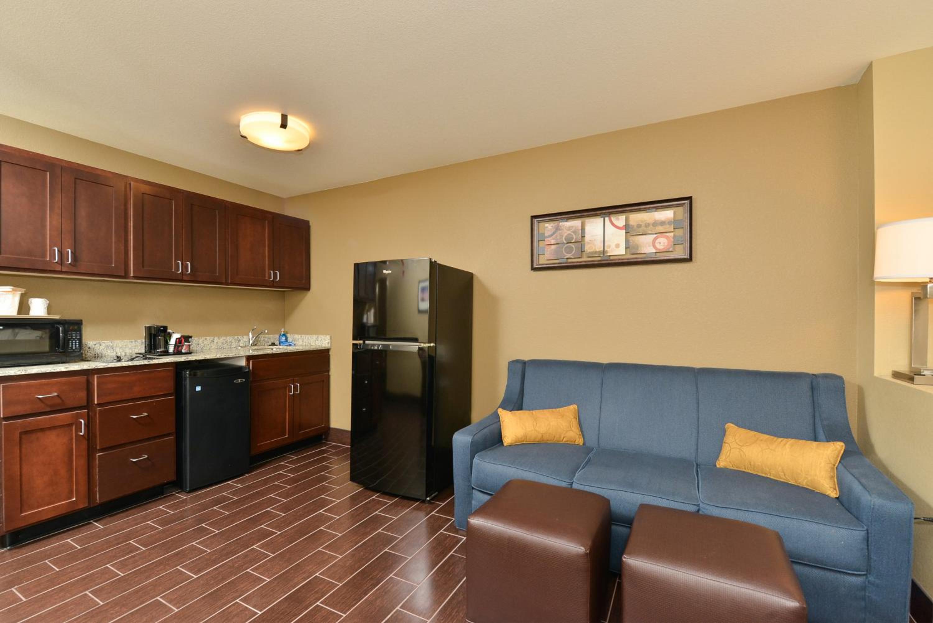 King Suite with Kitchen - Wheelchair Accessible/Non-Smoking photo 2