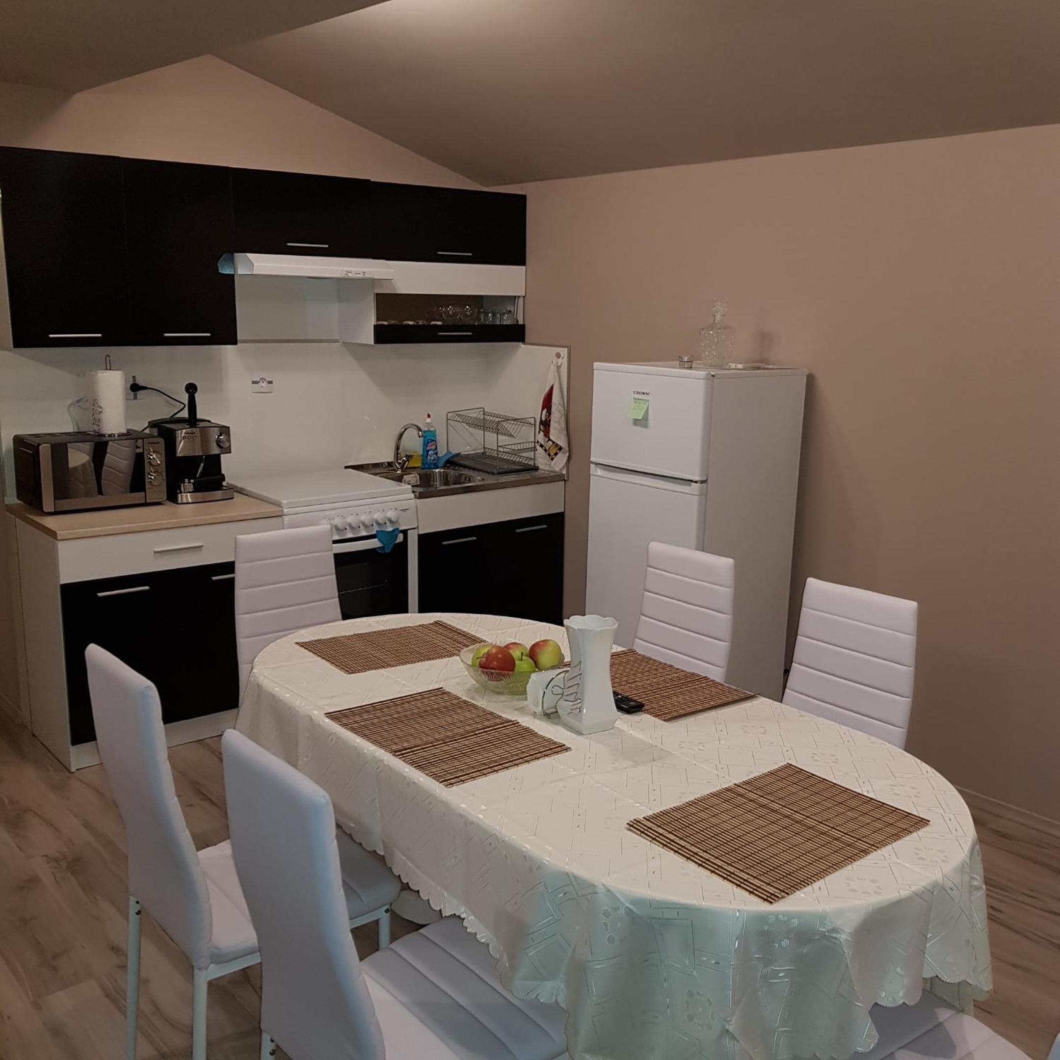 Apartment with Mountain View - Photo 3