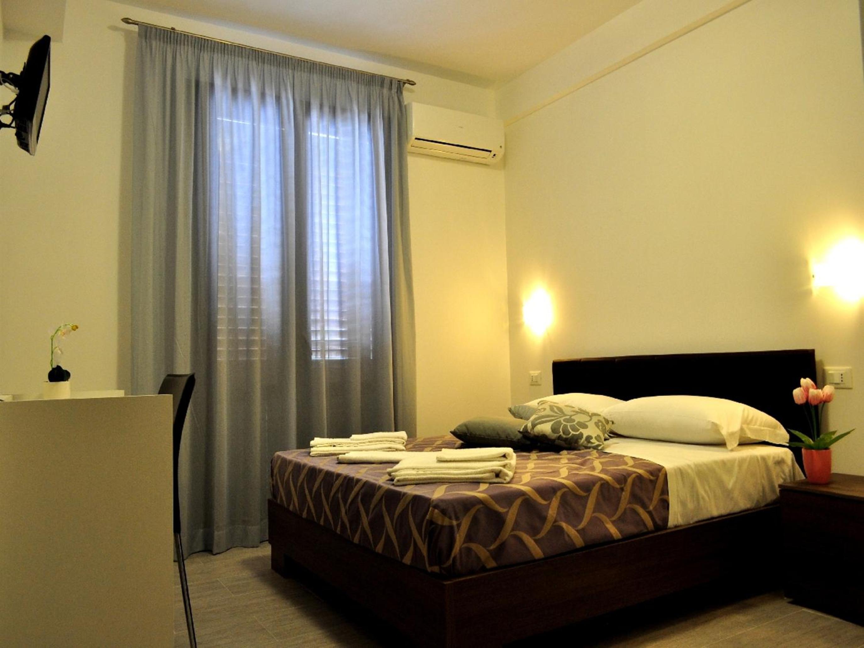 Deluxe Double Room - Photo 22