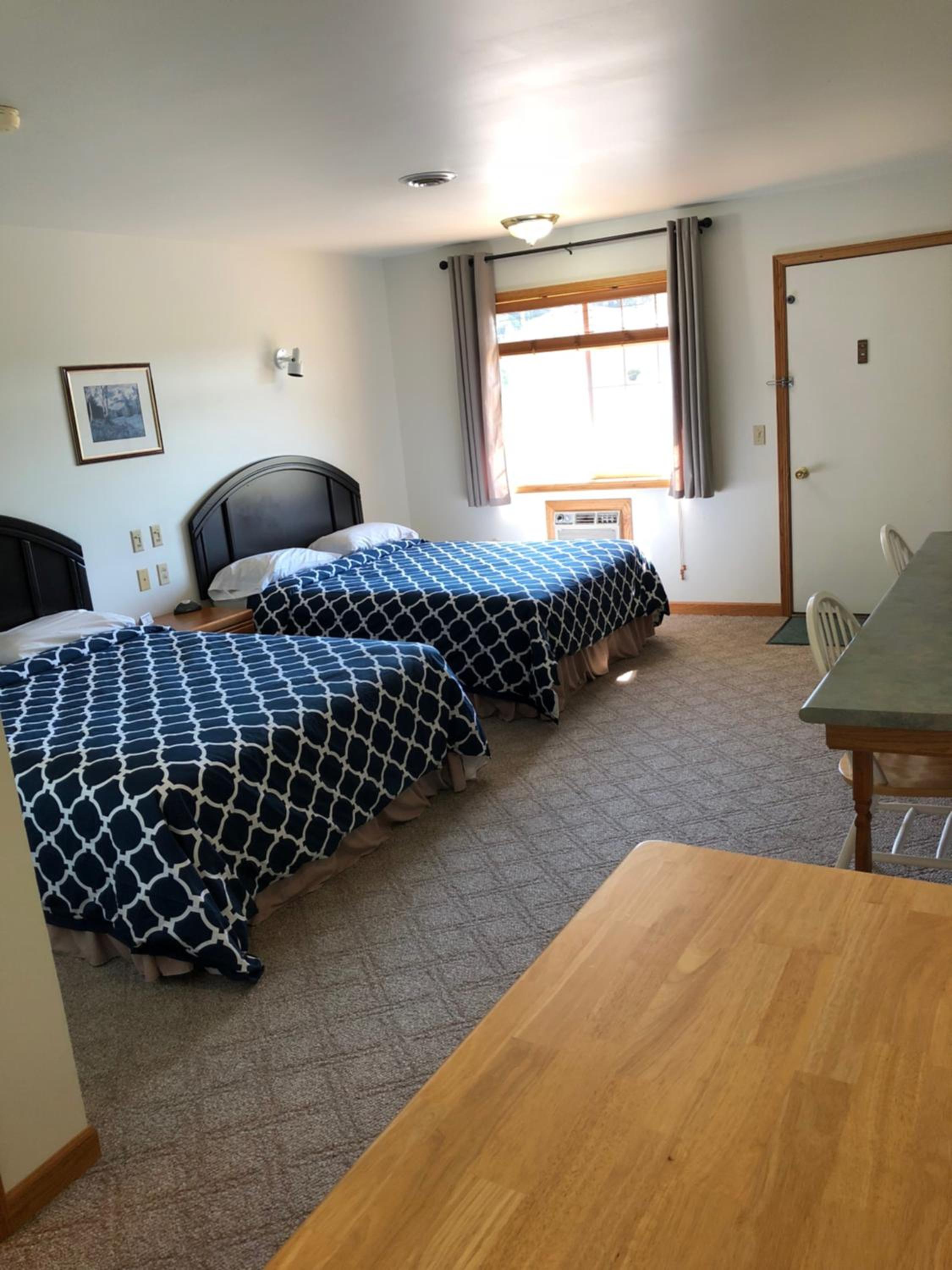 Queen Room with Two Queen Beds - Photo 3