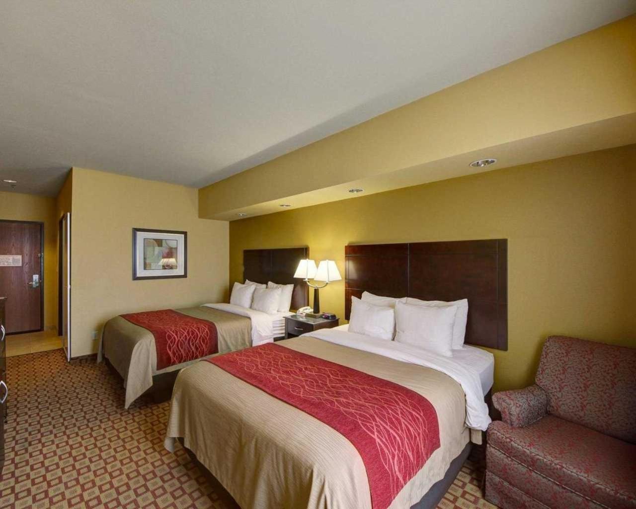 Queen Room with Two Queen Beds - Photo 2