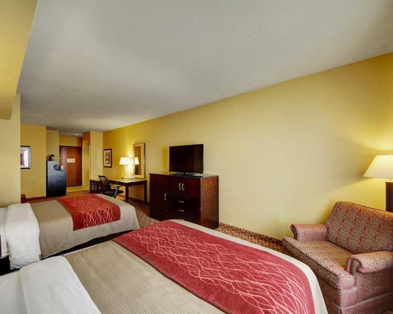 Queen Room with Two Queen Beds - Photo 3