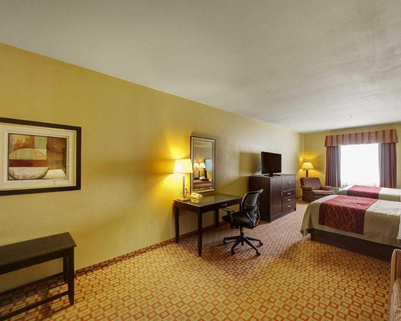 Queen Room with Two Queen Beds - Photo 4