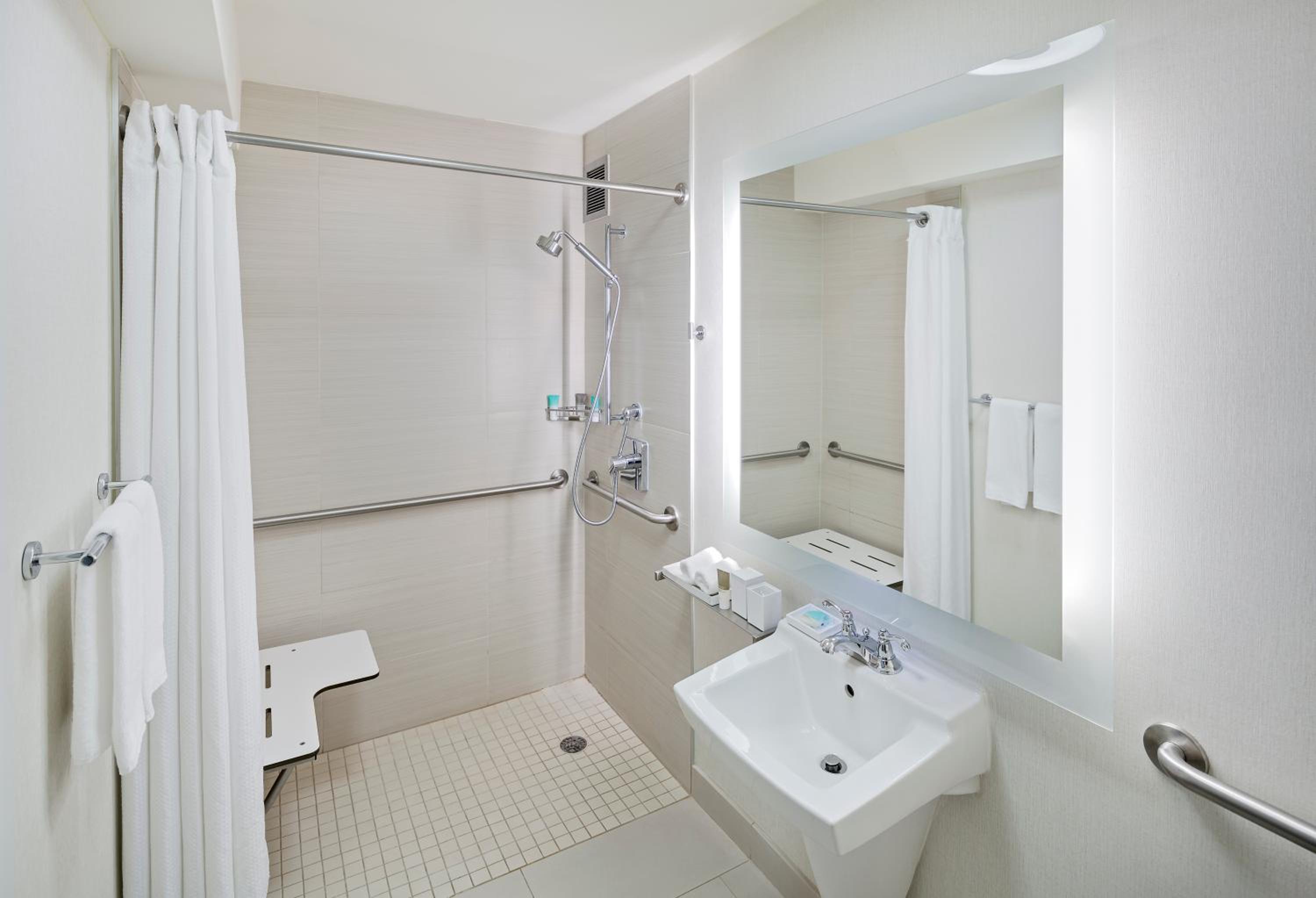 King Room with Accessible Shower - Disability Access - Photo 2