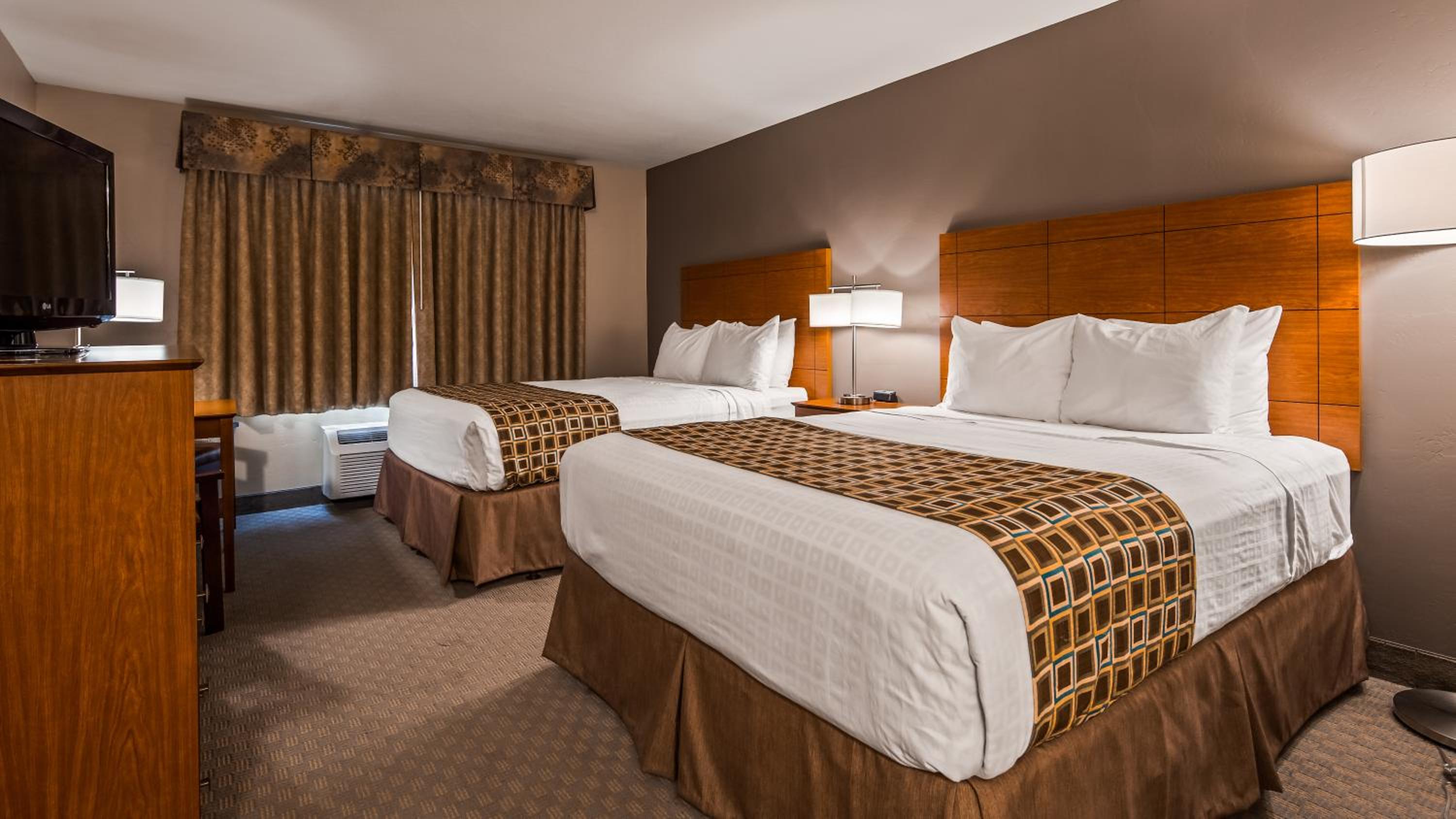 Queen Room with Two Queen Beds and Bath Tub - Disability Access/Non-Smoking  photo 2