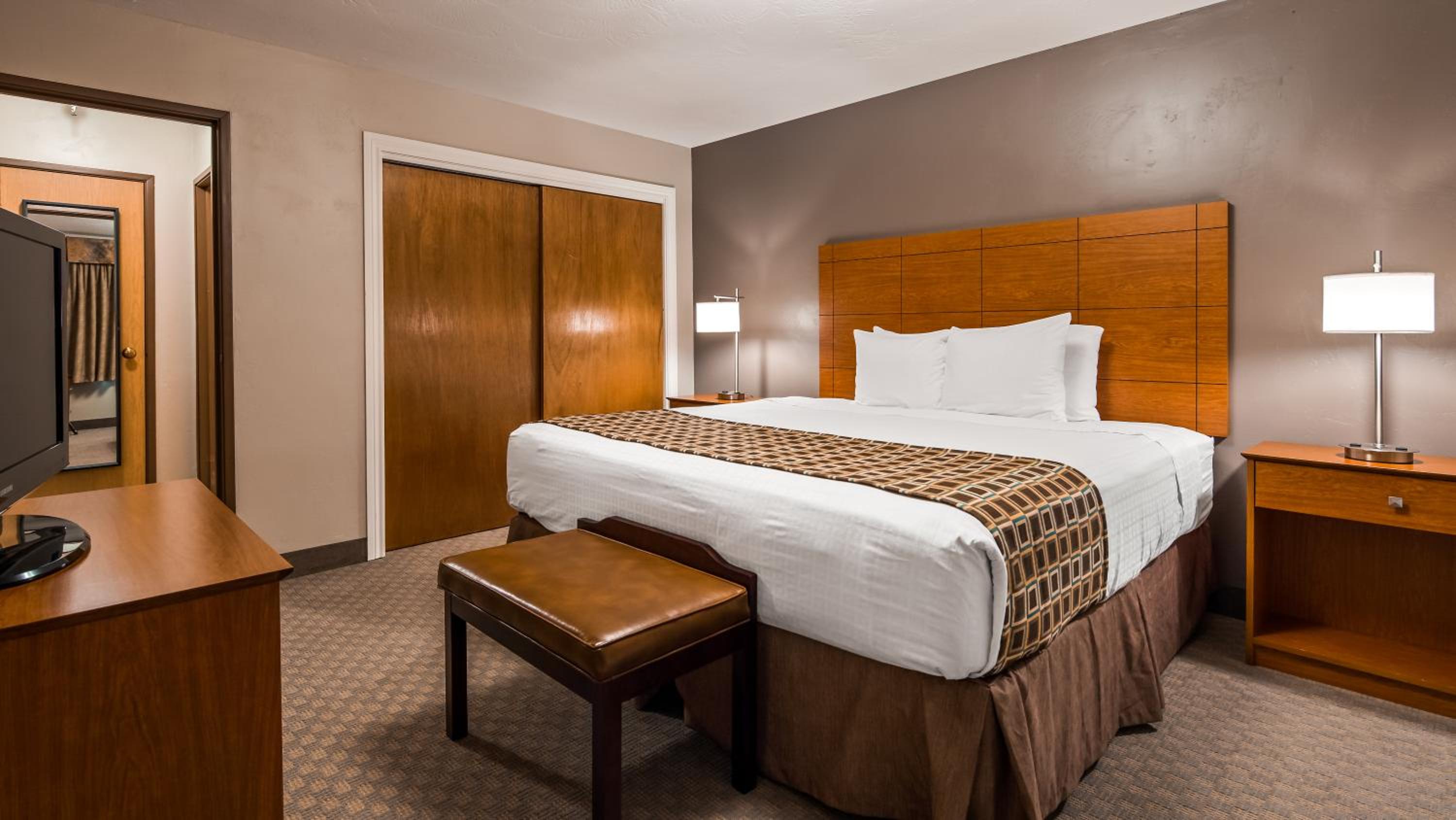 King Suite with Sofa Bed - Non-Smoking photo 1