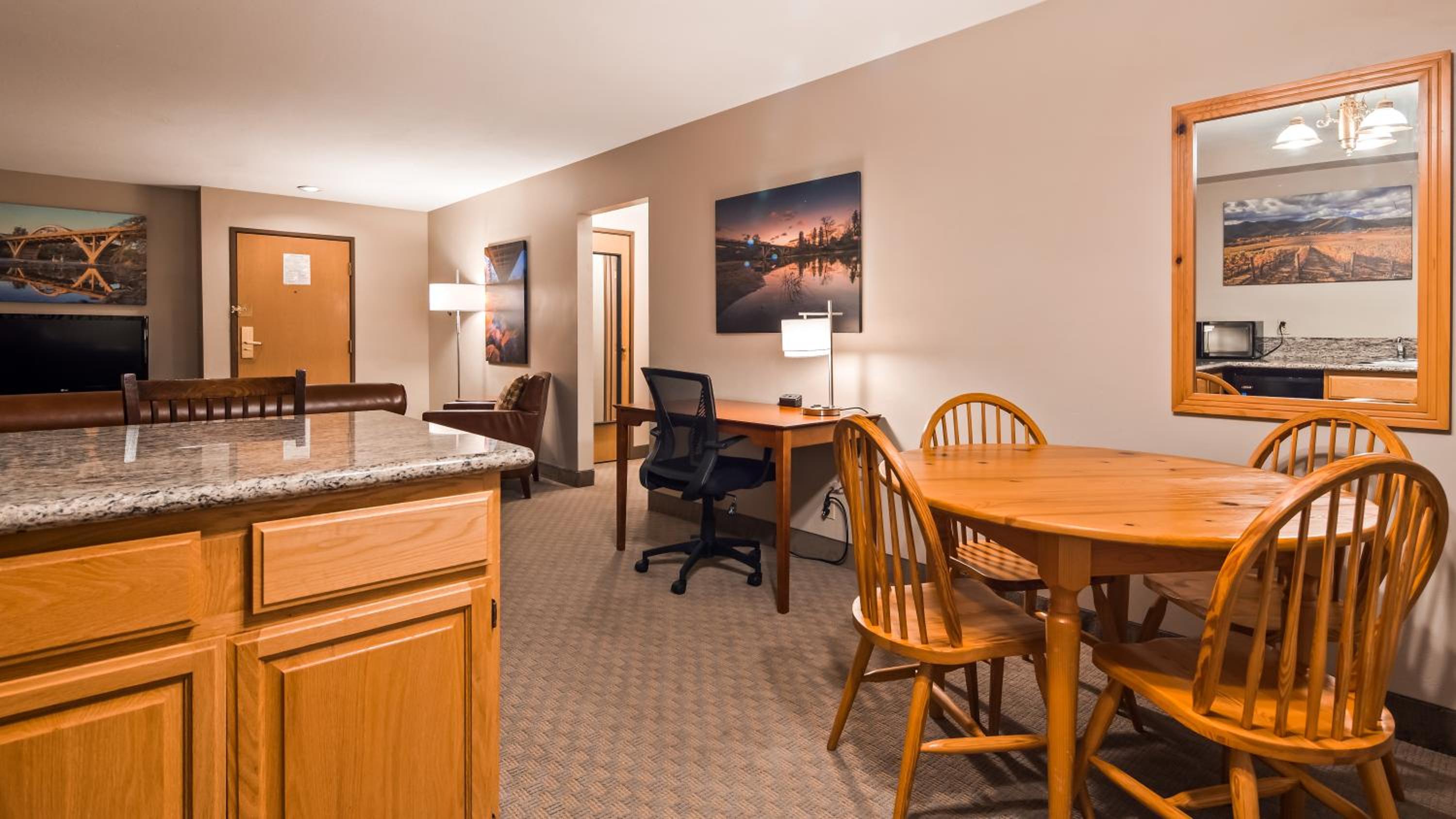 King Suite with Sofa Bed - Non-Smoking photo 2