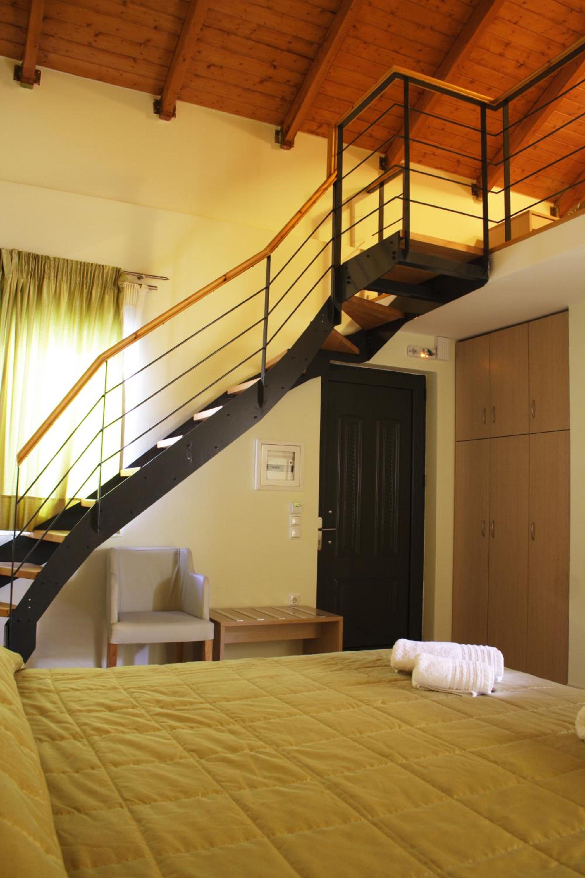 Superior Split Level Apartment photo 3