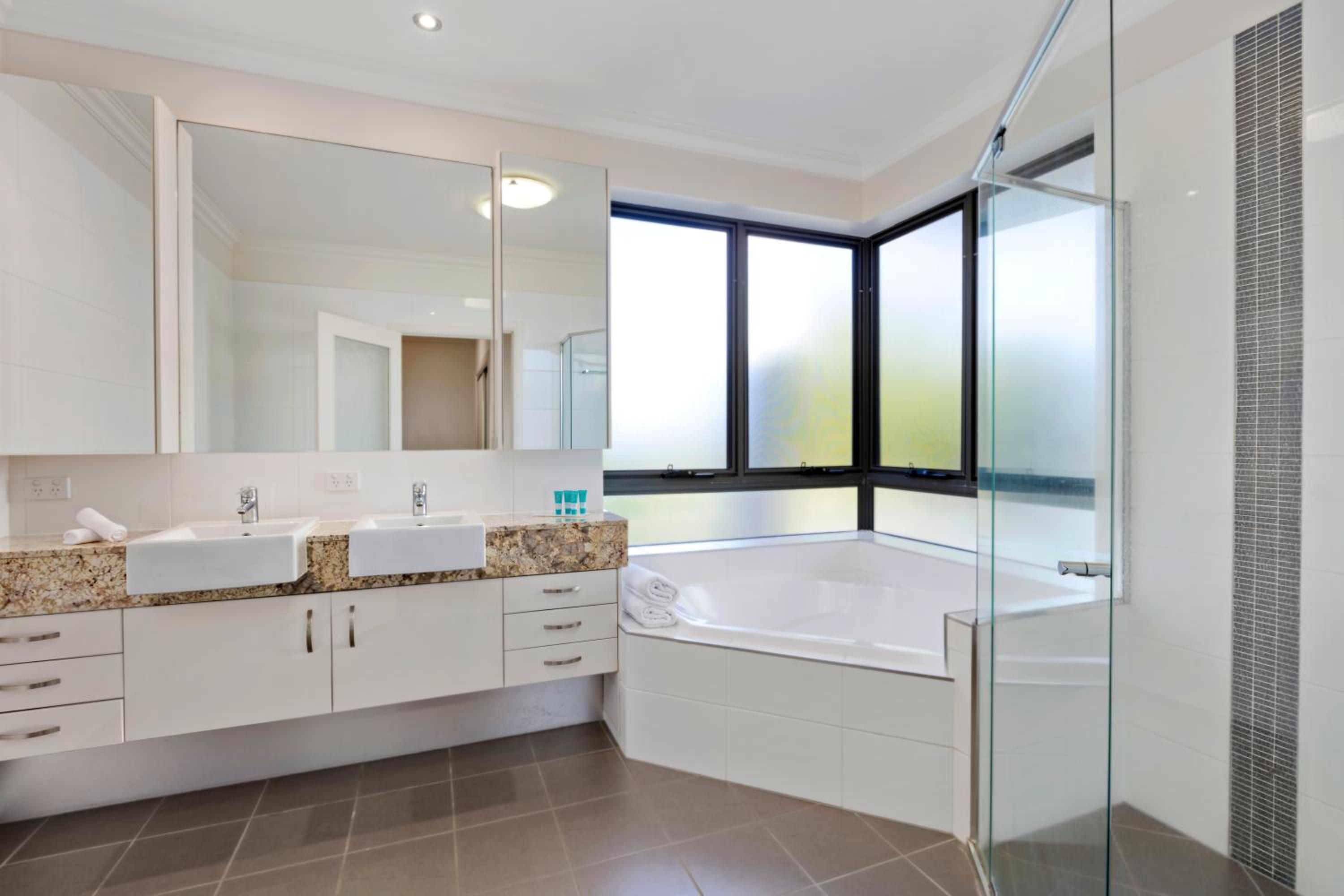 Luxury Three-Bedroom Beach House with Rooftop Spa photo 3