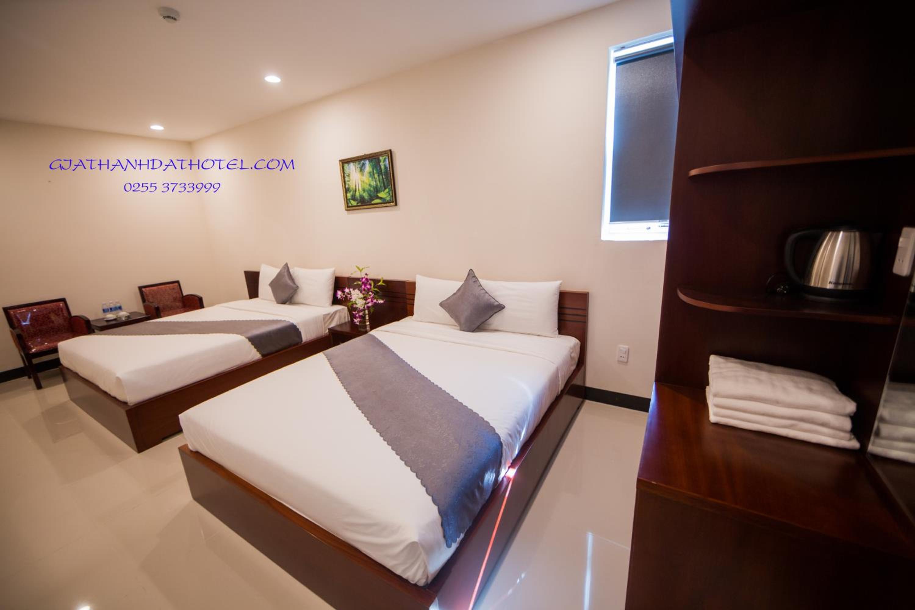 Standard Queen Room with Two Queen Beds photo 2