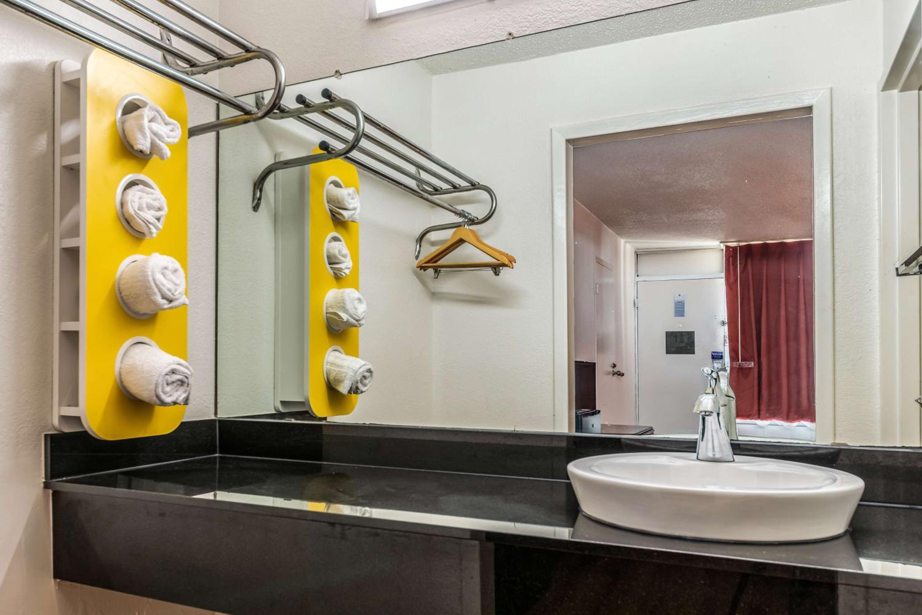 Double Room - Non-Smoking  - Photo 14