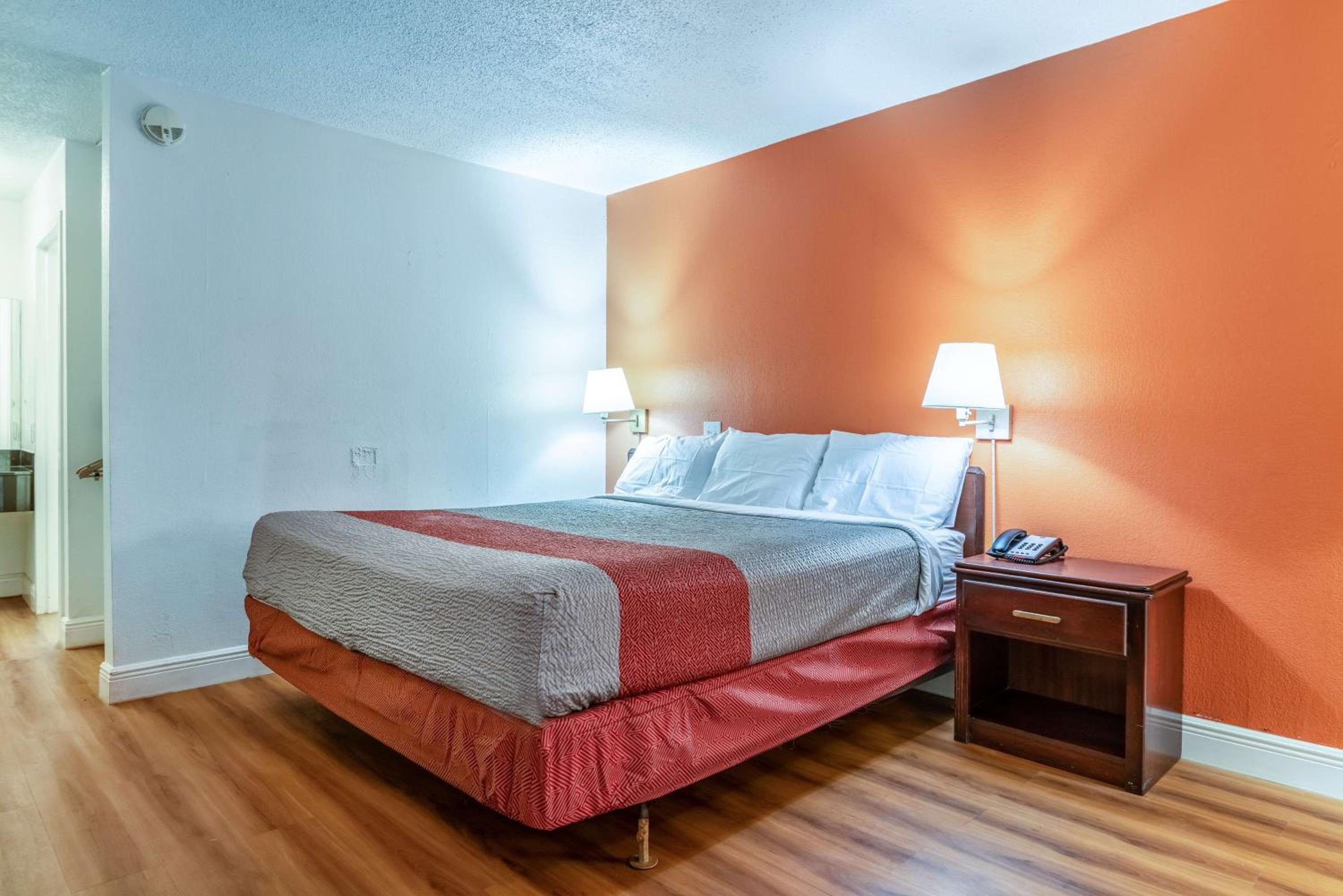 Double Room - Non-Smoking  - Photo 3