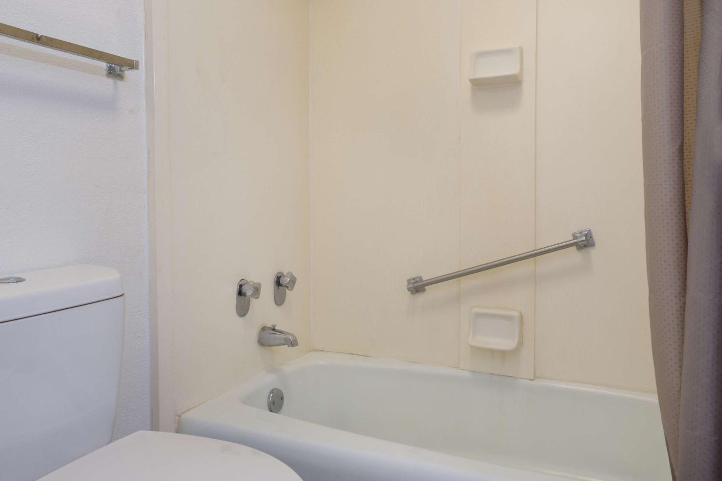 Double Room - Non-Smoking  - Photo 7