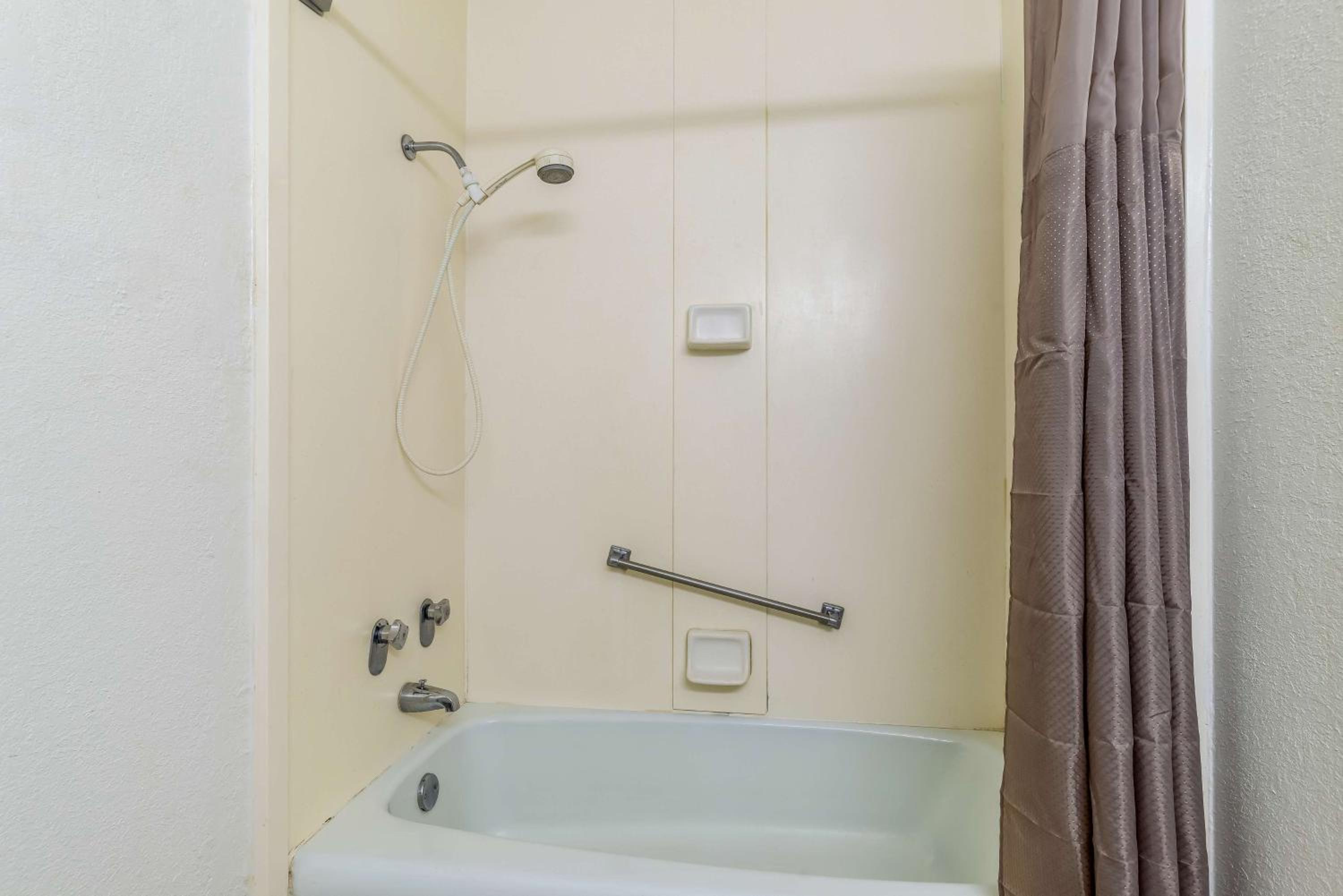 Double Room - Non-Smoking  - Photo 4